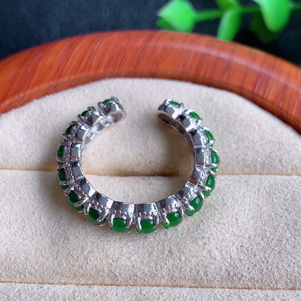 冰润满绿精美环形翡翠戒指  玉质细腻  冰清玉润  飘花灵动  颜色漂亮  W502.25  内径尺寸：17.5-4.5-4mm  裸石尺寸：3mm