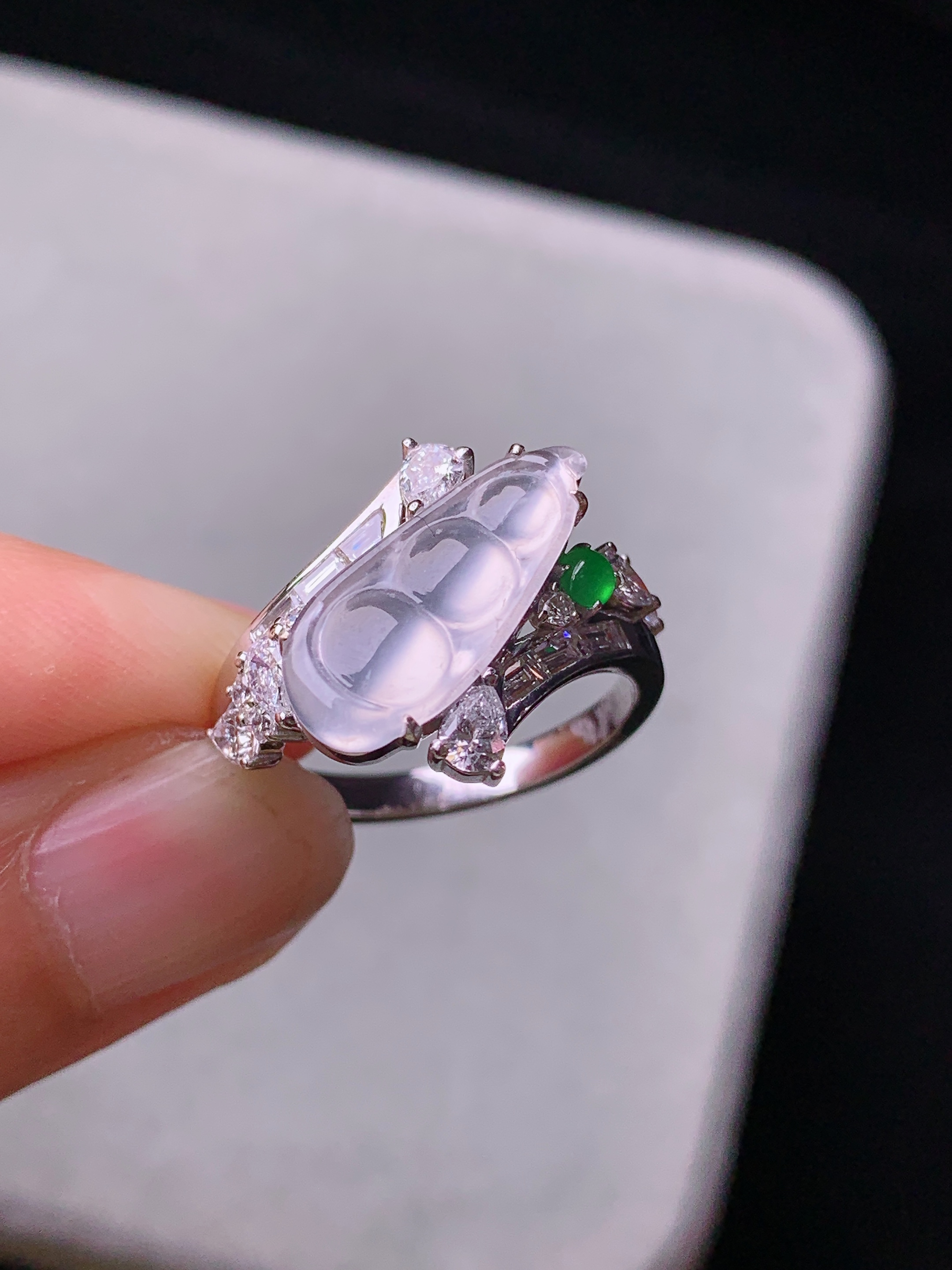 18k金镶嵌冰种四季豆戒指吊坠 玉质细腻 色泽艳丽清新 水润亮眼 圈口14 裸石尺寸16.3*7*2m5