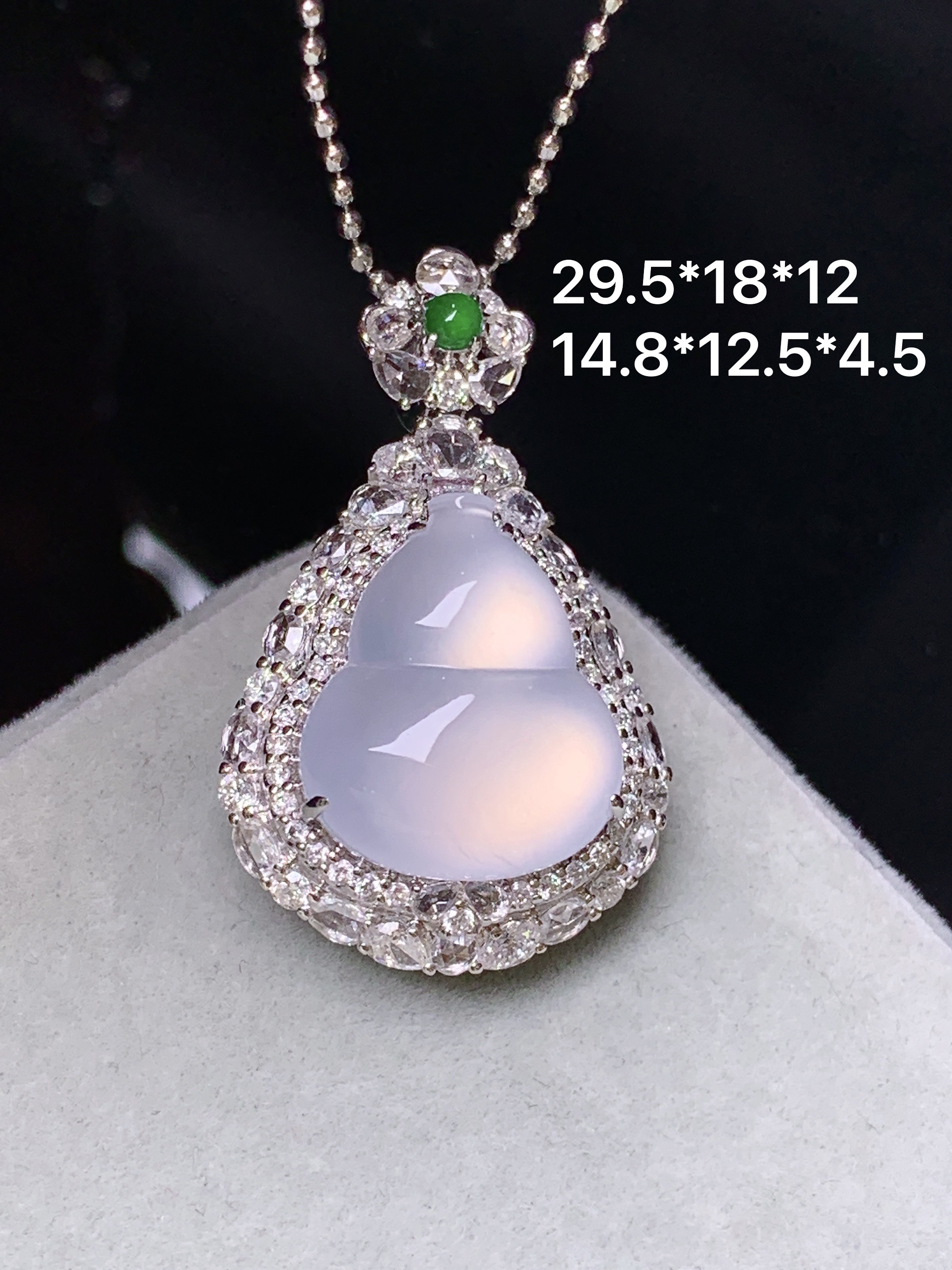 18k金钻镶嵌冰种葫芦吊坠 玉质细腻 色泽艳丽清新 水润亮眼 整体尺寸29.5*18*12c5