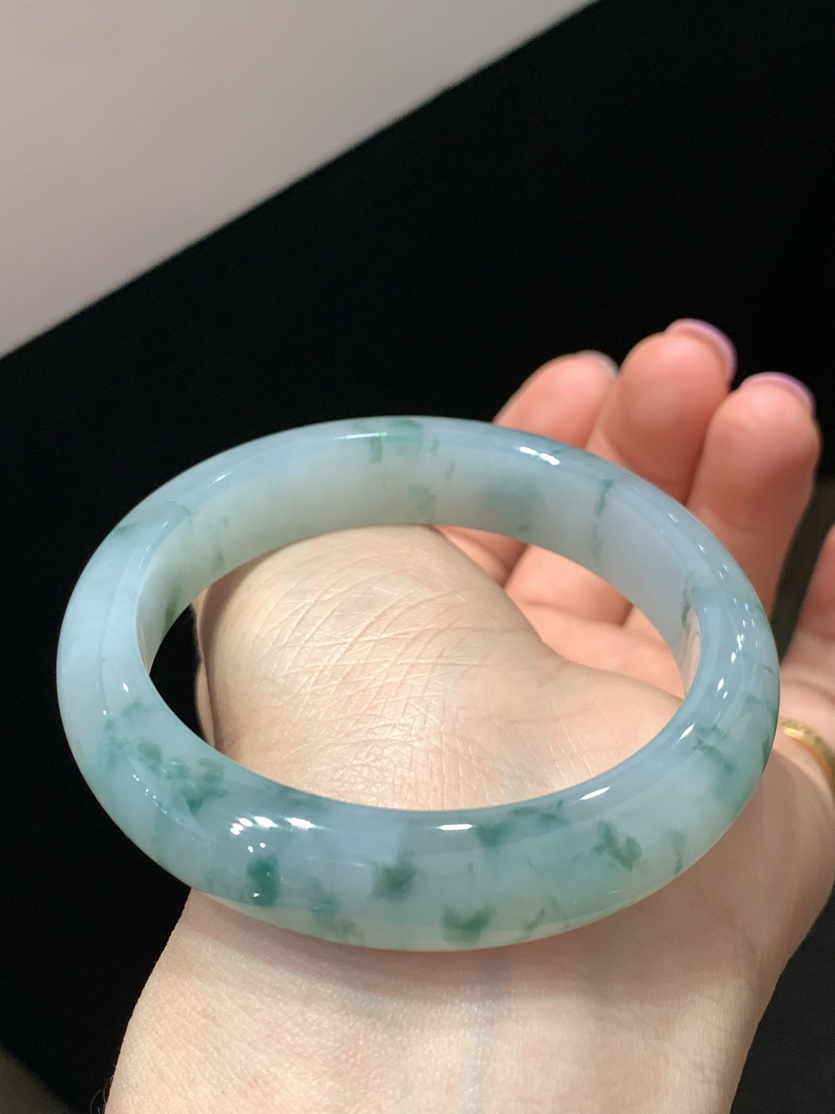 尺寸53.3/12.6/8.3，冰飘花手镯
冰透水润细腻 清新甜美