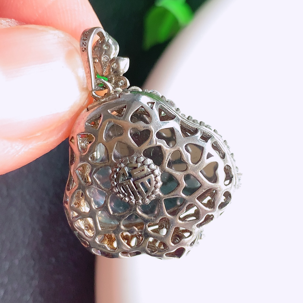 冰润满绿925银镶佛公挂件 玉质细腻  精雕弥勒佛，笑佛福耳垂肩，面相喜庆，开怀大笑，憨态可掬。惟妙惟肖，寓意福禄双全，吉祥美满，笑口常开 W481.25  整体尺寸：31-22.5-10.5mm   裸石尺寸：15-18.5mm