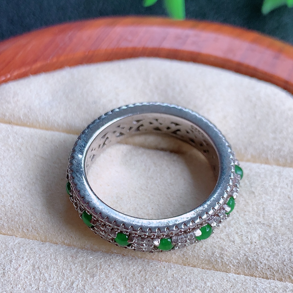 冰润满绿925银镶翡翠戒指  玉质细腻  冰清玉润  飘花灵动  颜色漂亮  W481.25   内径尺寸：18-5.5-3mm   裸石尺寸：2mm