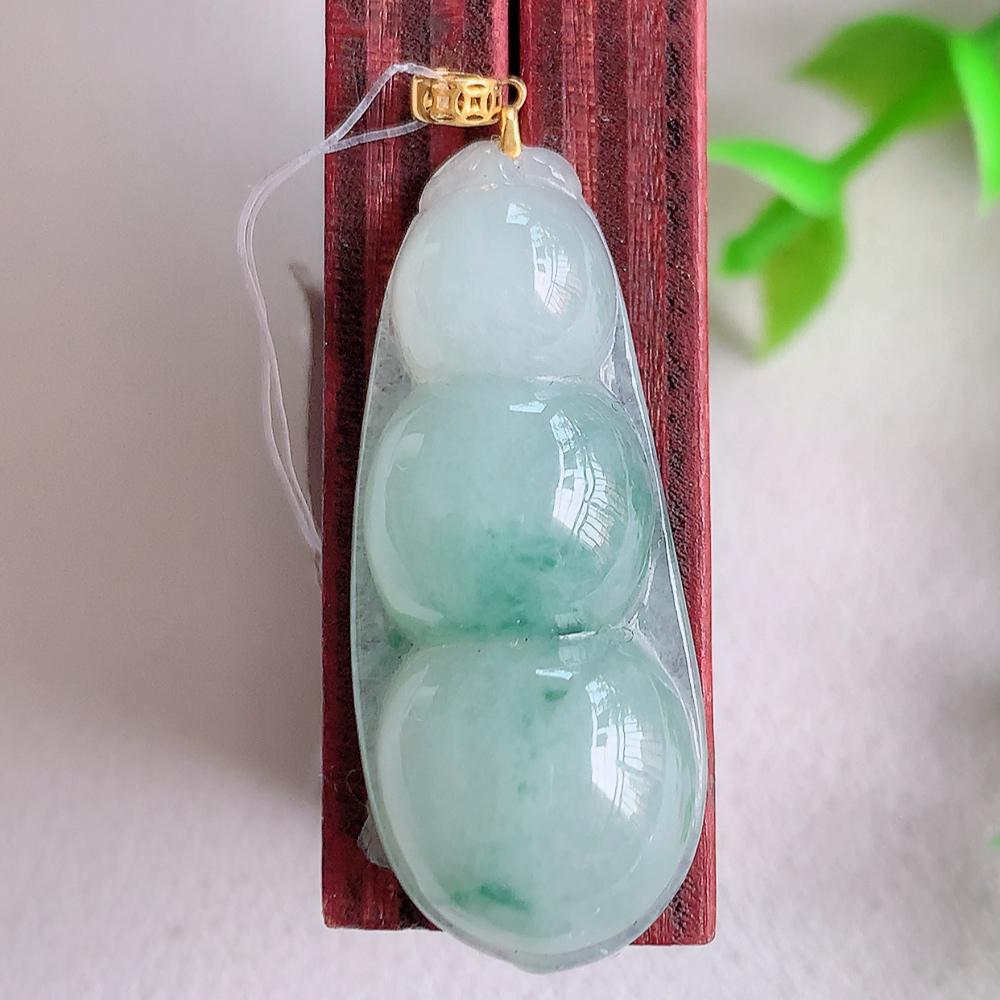 18k金扣冰润飘花福豆翡翠挂件，老种飘花  冰清玉洁  胶感十足  寓意“四季平安，福气满满”颜色鲜艳，清新自然，饱满通透   W49.25  尺寸：30-12.5-6.2mm