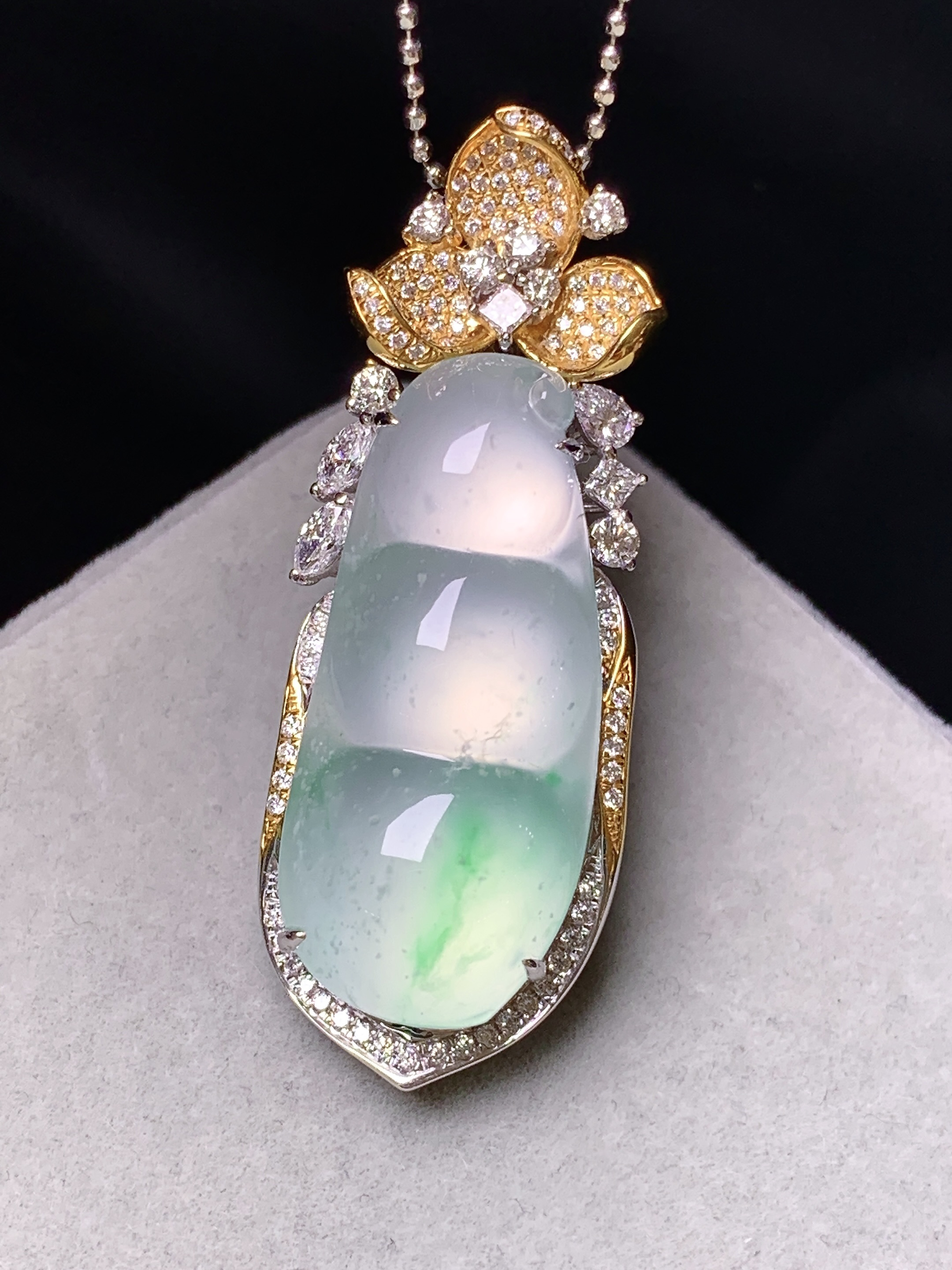 18k金钻镶嵌冰种飘绿四季豆吊坠 玉质细腻 色泽艳丽清新 水润亮眼 整体尺寸43.6*16.2*9.8m5