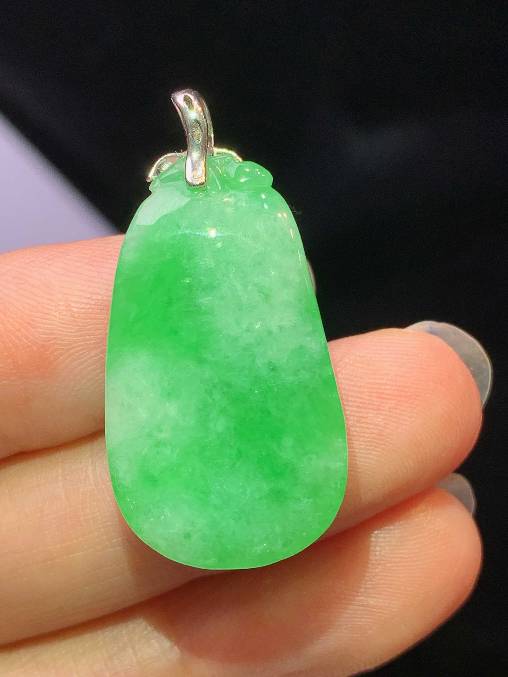 18k金镶嵌翠绿福瓜吊坠 玉质细腻 色泽艳丽清新 水润亮眼 整体尺寸32.8*16.2*7.2c1