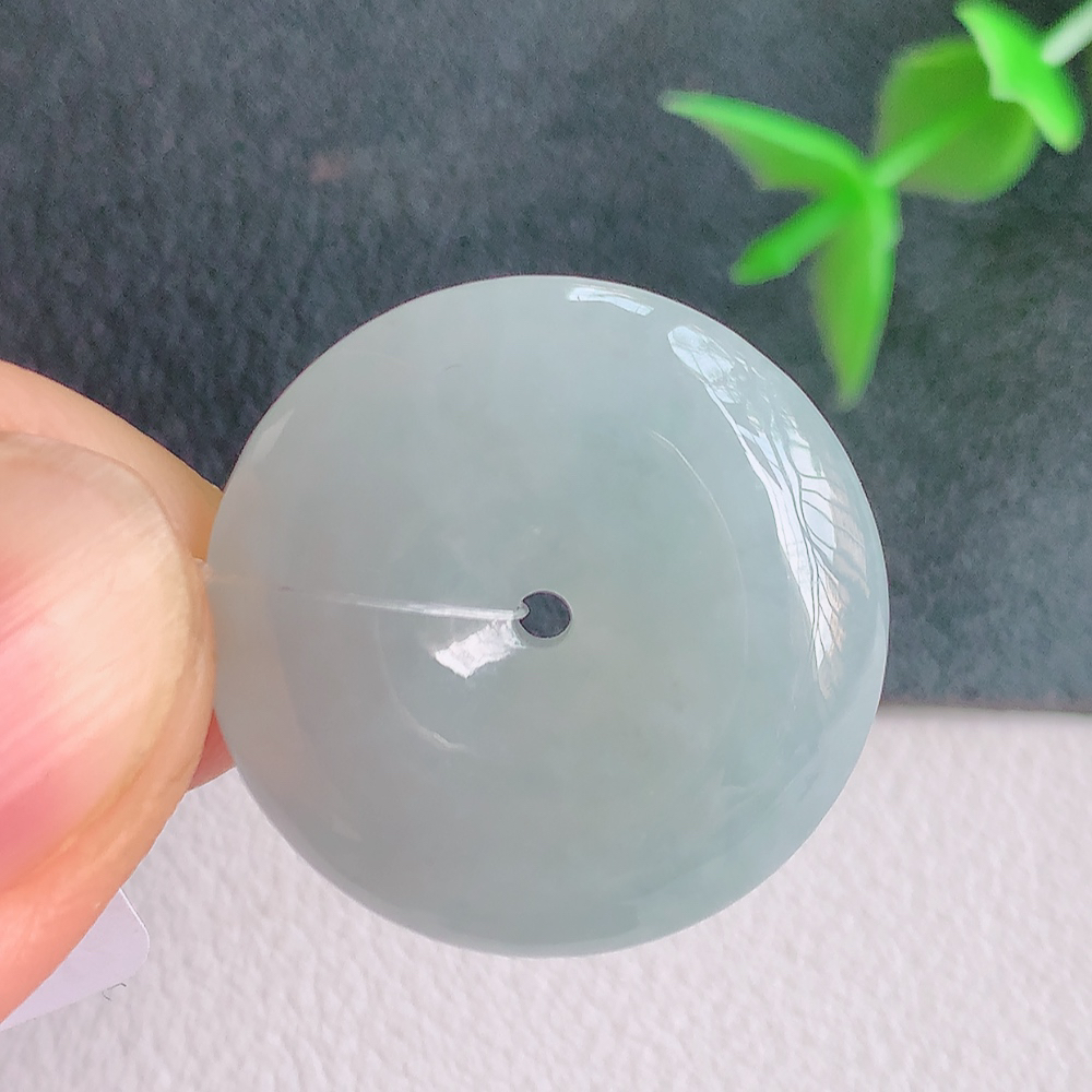 冰润平安扣吊坠，厚装饱满，冰润剔透，细腻水足，种质润泽，飘花灵动，佩戴优雅大气，W49.25   尺寸：23-6mm