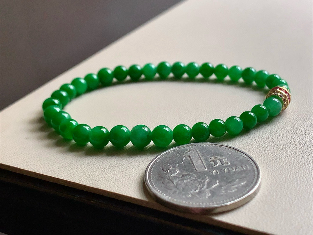 ️ 冰种辣绿手串 色泽艳丽漂亮，底子细腻不发干，尺寸4.7