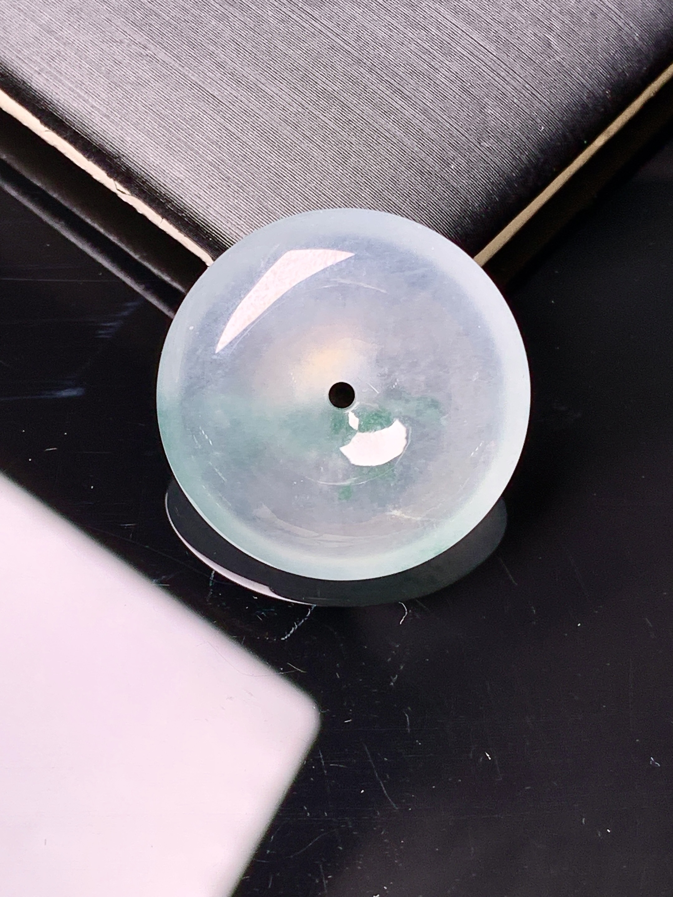 冰种飘绿平安扣吊坠 玉质细腻 色泽艳丽清新 水润亮眼 整体尺寸20.8*5.8c1