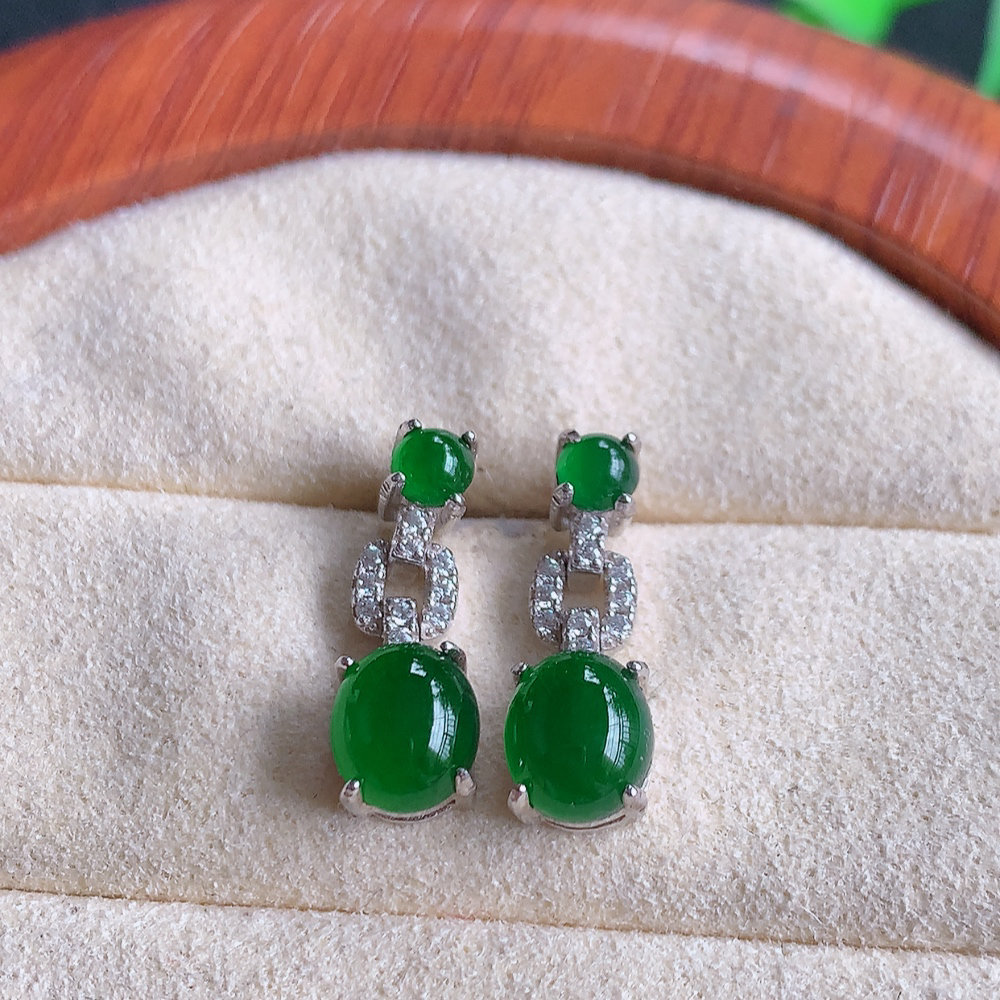 冰满绿翡翠925银镶嵌耳钉，自然光实拍，翠色灵动，颜色漂亮，种老水足，品相佳，佩戴佳品！W502.25  取一整体尺寸：15.8-6-5.8mm  裸石尺寸：6.8-5.5mm