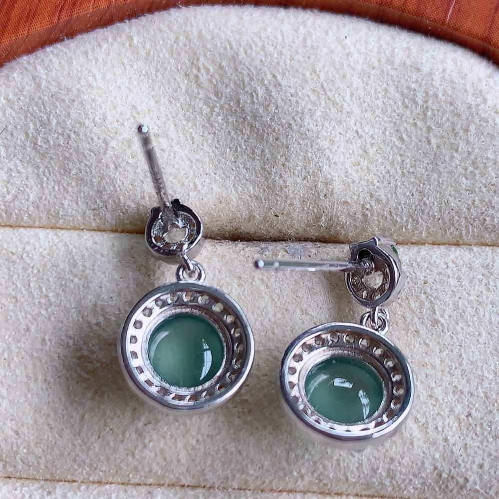 冰晴水翡翠925银镶嵌耳钉，自然光实拍，翠色灵动，颜色漂亮，种老水足，品相佳，佩戴佳品！W502.25  取一整体尺寸：16.3-9.2-5mm  裸石尺寸：6.3mm