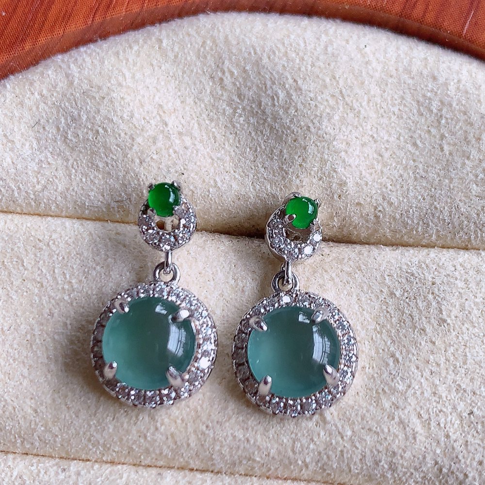 冰晴水翡翠925银镶嵌耳钉，自然光实拍，翠色灵动，颜色漂亮，种老水足，品相佳，佩戴佳品！W502.25  取一整体尺寸：16.3-9.2-5mm  裸石尺寸：6.3mm