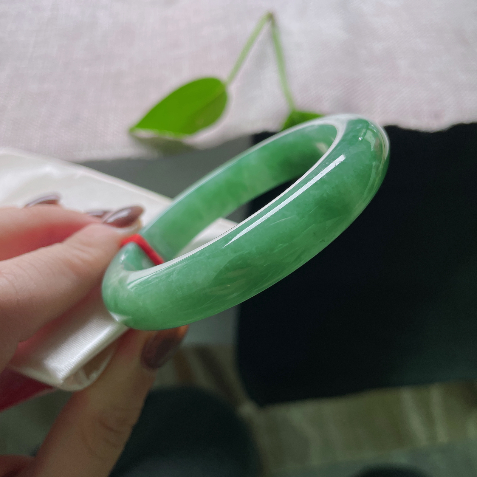 56.1/12/8.3，满绿正圈，颜色鲜艳夺目，佩戴富贵吉祥，种老细润。