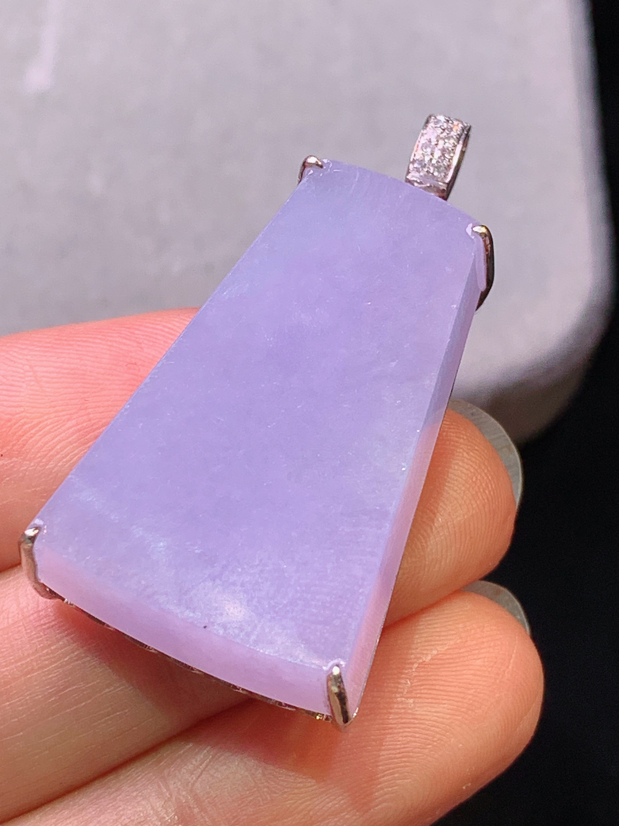 18k金钻镶嵌紫罗兰无事牌吊坠 玉质细腻 色泽艳丽清新 水润亮眼 整体尺寸10.7*21*10m2