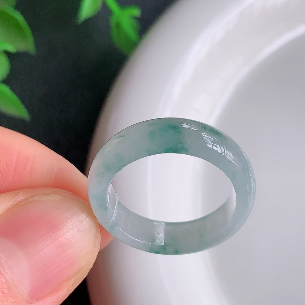 冰润飘花精美环形翡翠戒指  玉质细腻  冰清玉润  飘花灵动  颜色漂亮  W49.25 内径尺寸：18-5.5-3mm