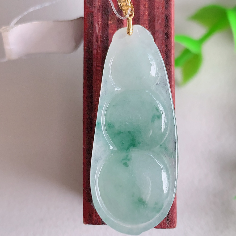 18k金扣冰润飘花福豆翡翠挂件，老种飘花  冰清玉洁  胶感十足  寓意“四季平安，福气满满”颜色鲜艳，清新自然，饱满通透   W49.25  尺寸：30-12.5-6.2mm