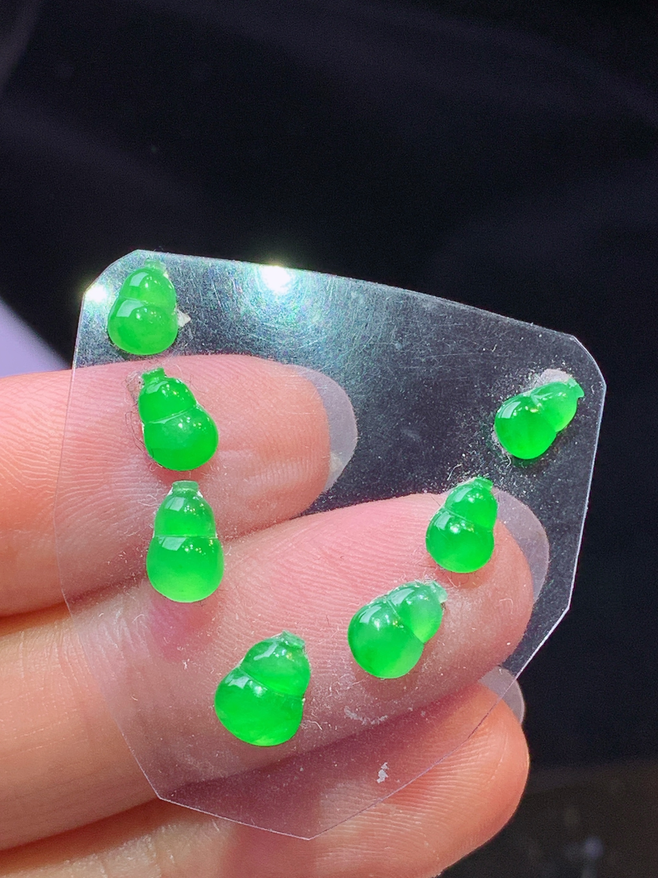 镶嵌款 翠绿葫芦一手 玉质细腻 色泽艳丽清新 水润亮眼 整体尺寸6.6*5.2*2m2