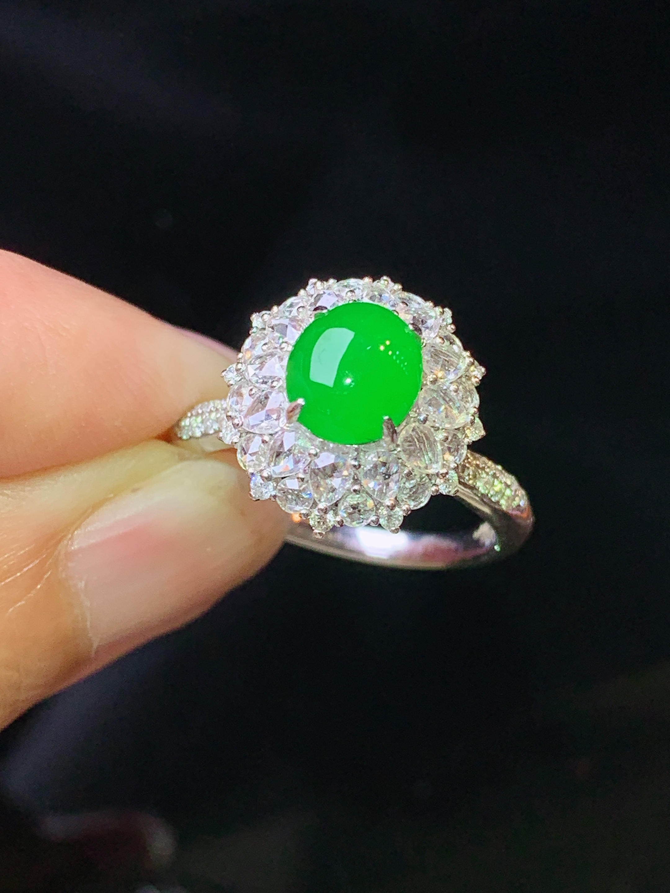 18k金钻镶嵌满绿蛋面戒指 玉质细腻 色泽艳丽清新 水润亮眼 圈口14 整体尺寸14*13.2*10.5j4