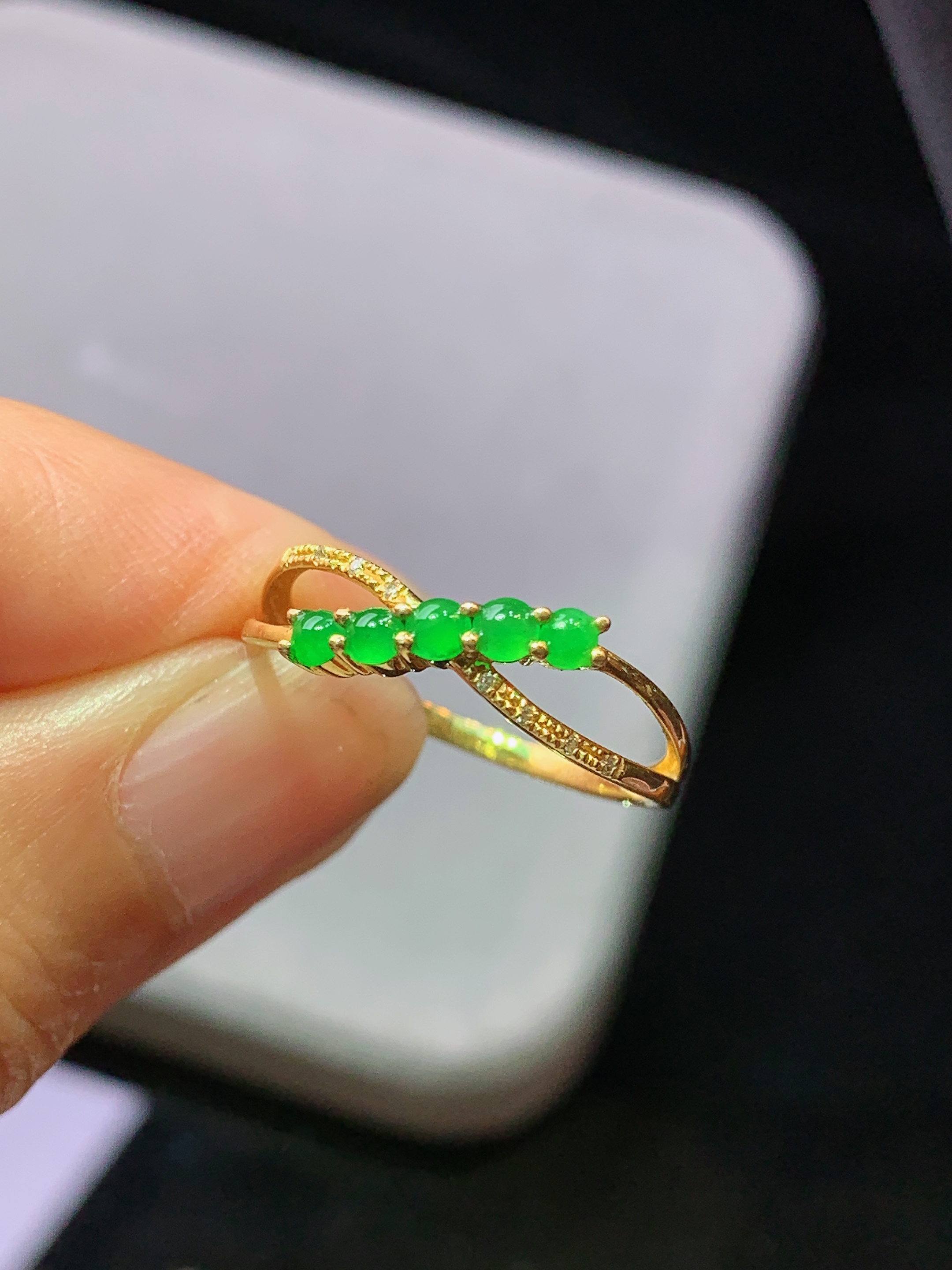 18k金钻镶嵌满绿蛋面组合戒指 玉质细腻 色泽艳丽清新 水润亮眼 圈口13.5 整体尺寸2.2*2yz