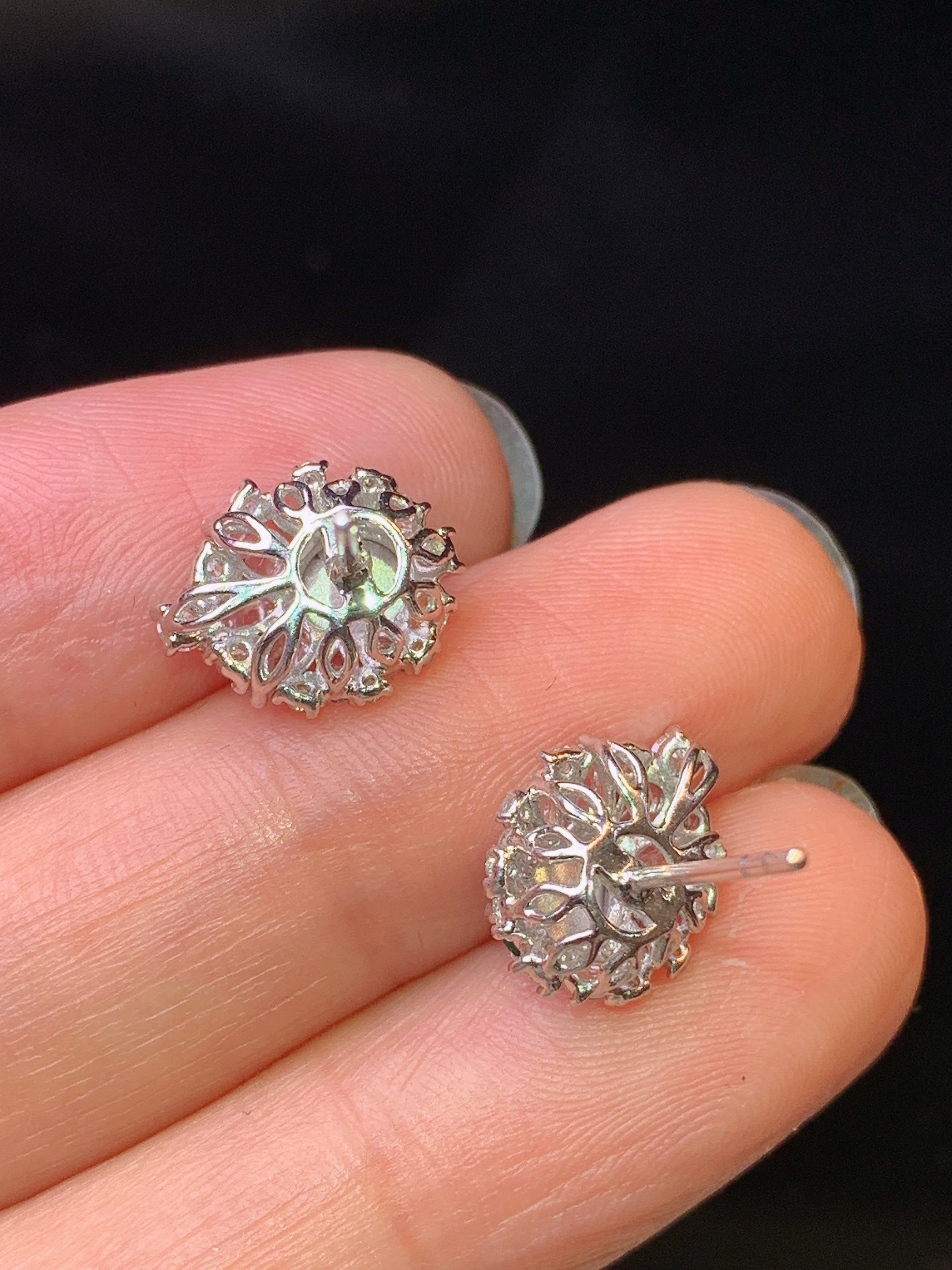 18k金钻镶嵌满绿蛋面耳钉 玉质细腻 色泽艳丽清新 水润亮眼 整体尺寸11.8*9.3*7.2j4