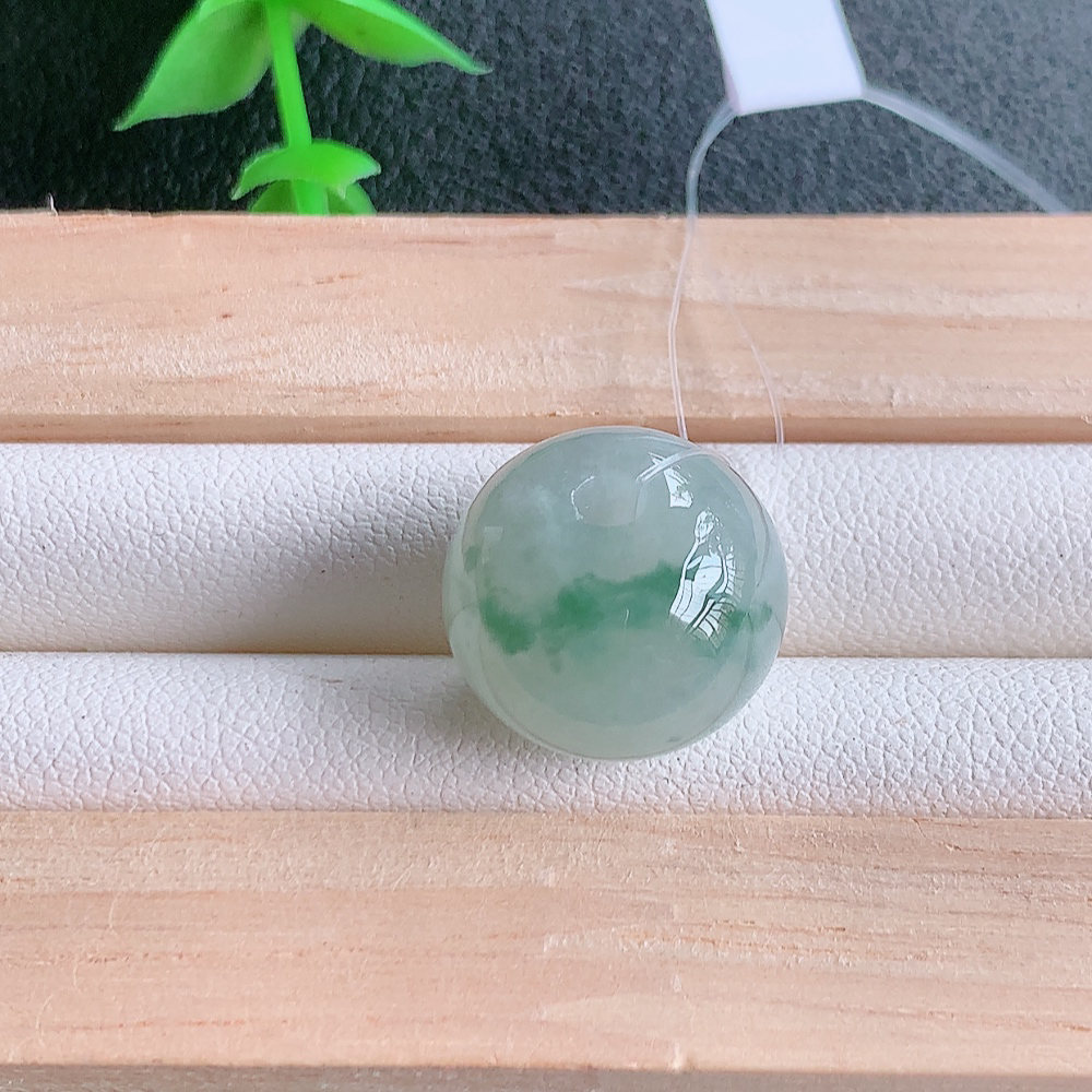 冰润飘花转运珠翡翠吊坠，寓意“时来运转，财源滚滚” 寓意佳，紫气东来，颜色清爽，无纹裂，佩戴效果优雅