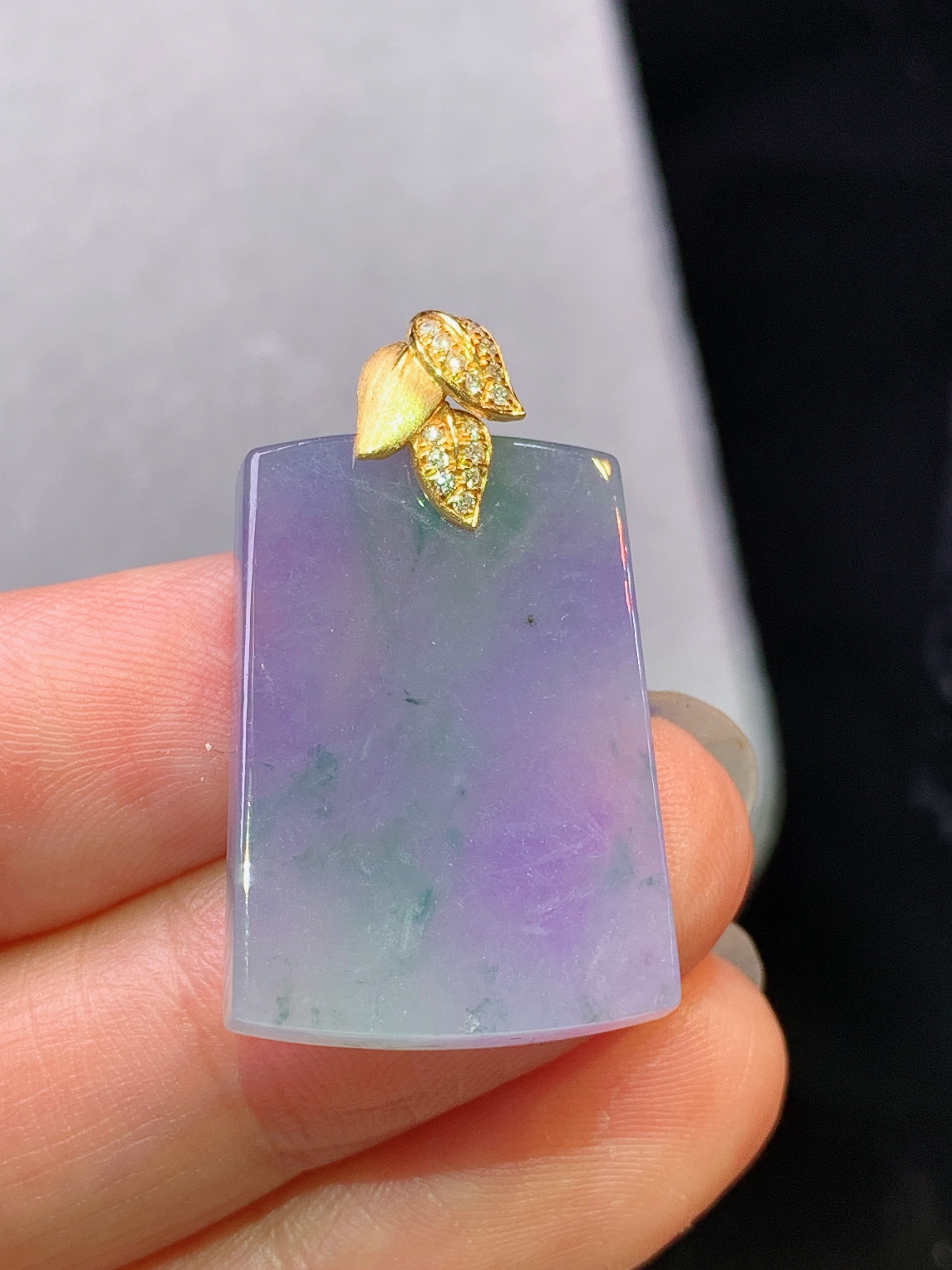 18k金镶嵌紫罗兰无事牌吊坠 玉质细腻 色泽艳丽清新 水润亮眼 整体尺寸30.5*18*4m5