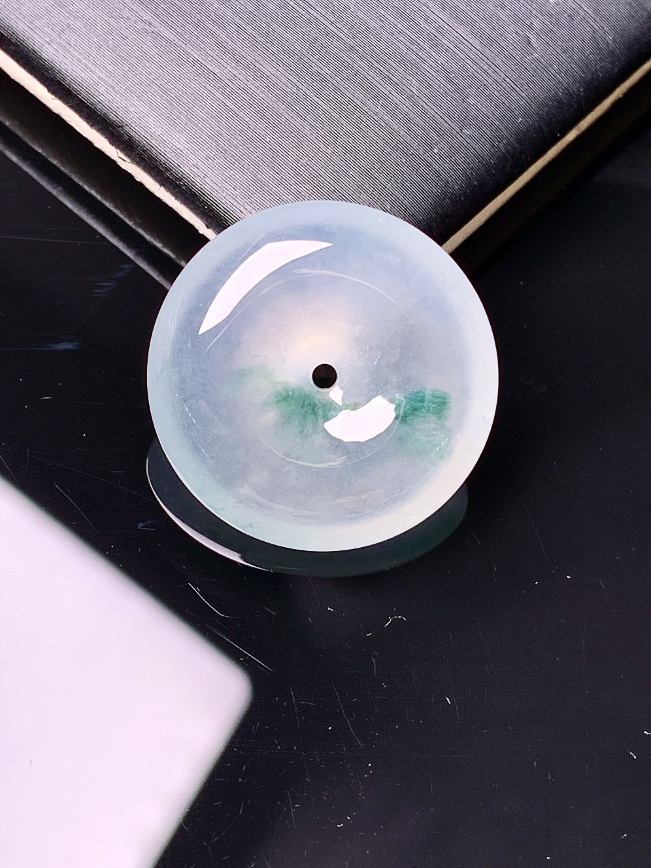 冰种飘绿平安扣吊坠 玉质细腻 色泽艳丽清新 水润亮眼 整体尺寸20.8*5.8c1