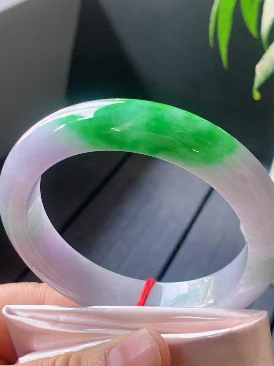 【翡翠名称】老坑种春彩飘阳绿56.8正圈口手镯
【翡翠尺寸】56.8/12.8/8.8mm适合56-58正圈口佩戴
【翡翠描述】宝贝种老水足，玉质细腻，色泽靓丽，性价比高，佩戴效果好！
【其它赠送】权威证书/精美挂绳盒子/支持全国复检