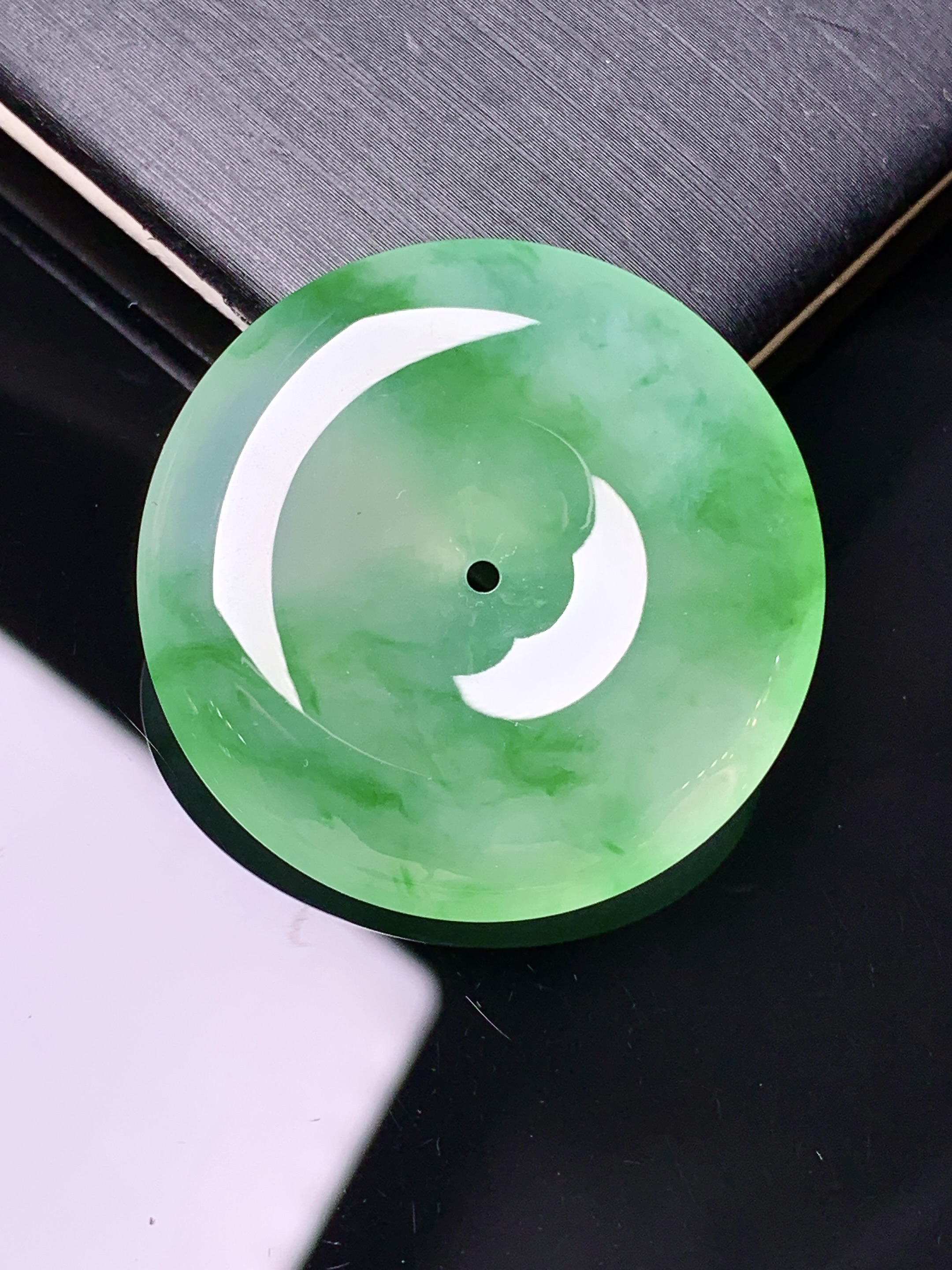 冰种飘绿平安扣吊坠 玉质细腻 色泽艳丽清新 水润亮眼 整体尺寸30.8*6x1