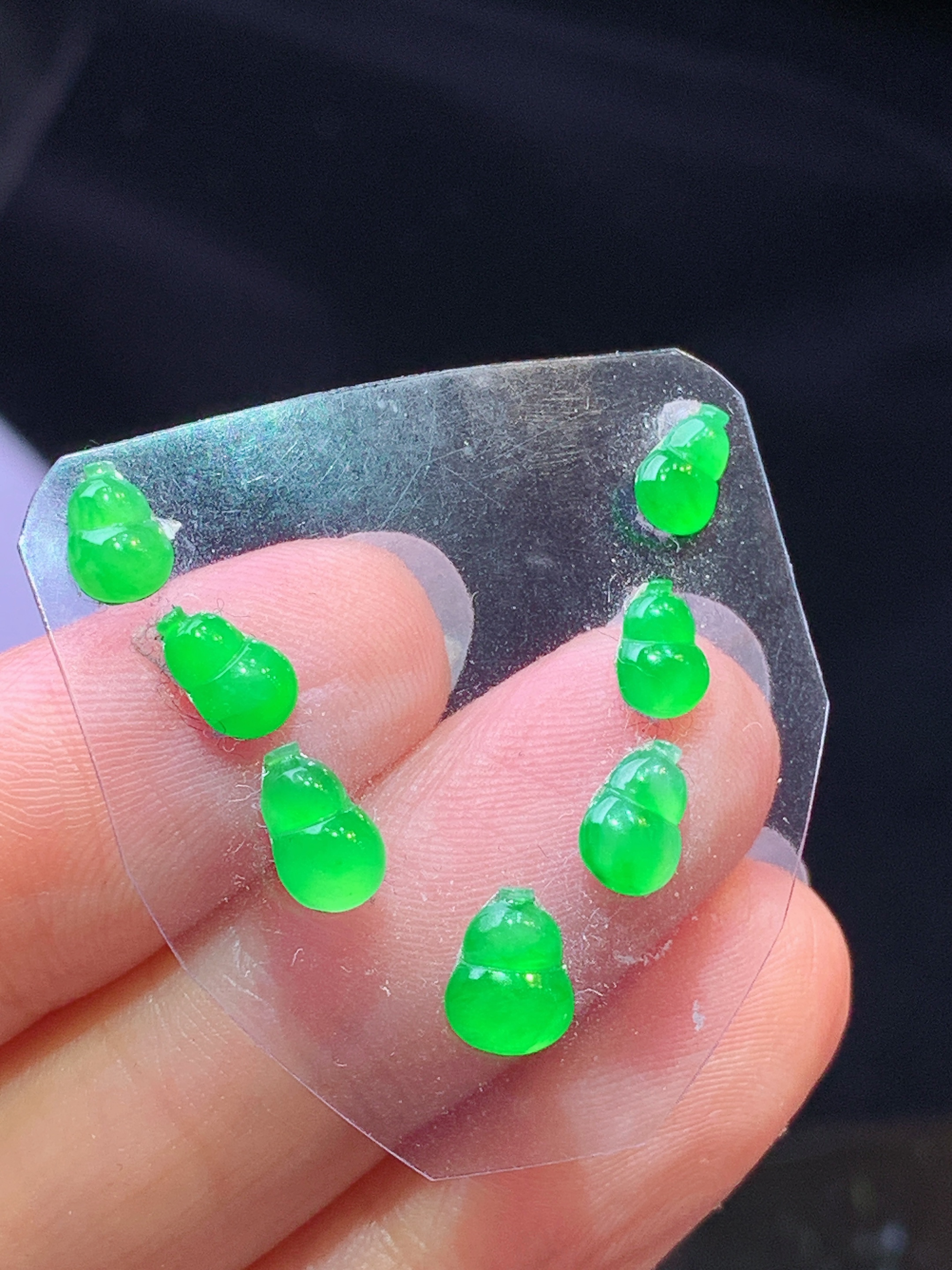 镶嵌款 翠绿葫芦一手 玉质细腻 色泽艳丽清新 水润亮眼 整体尺寸6.6*5.2*2m2