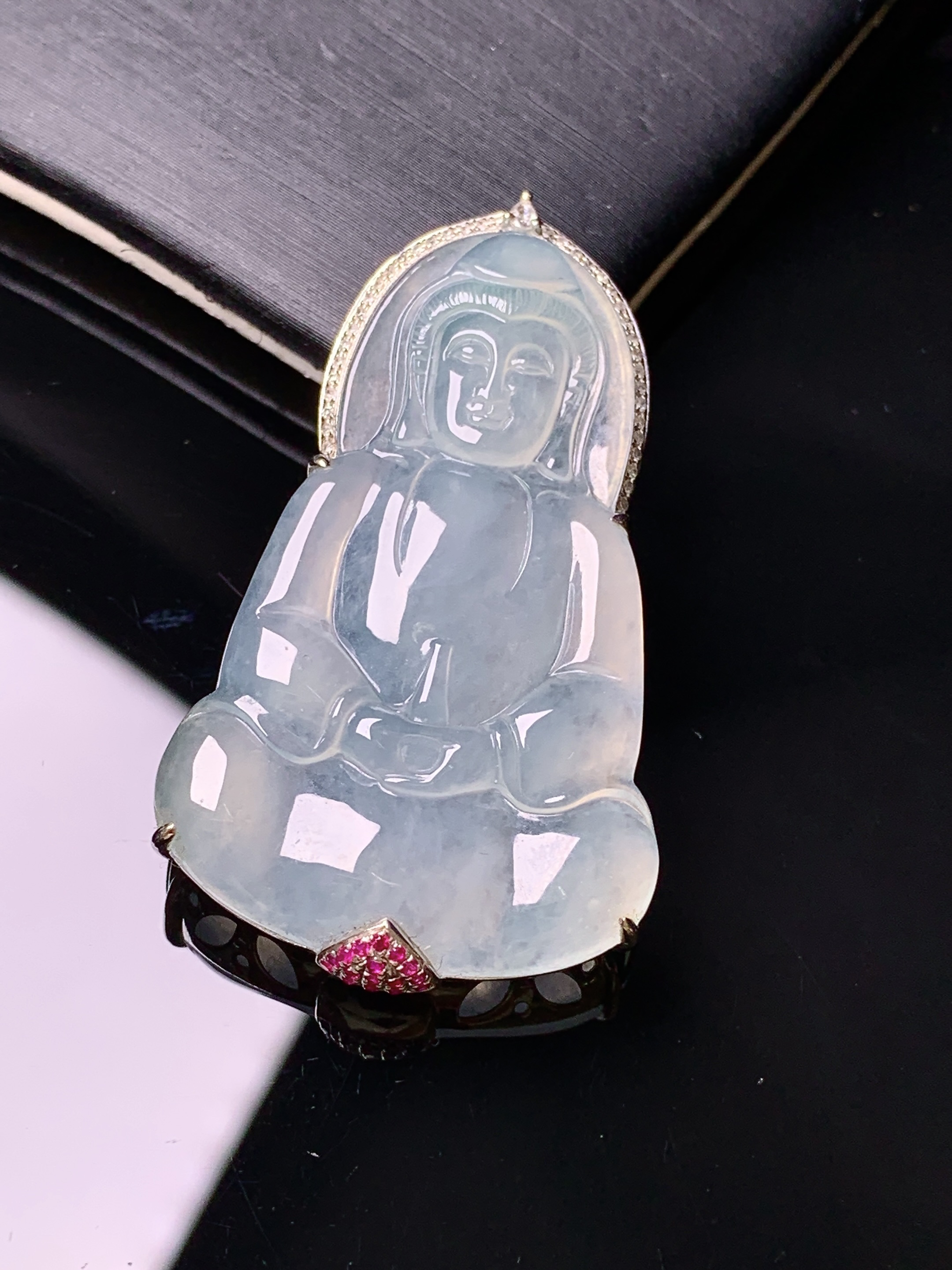 18k金钻镶嵌冰种观音吊坠 玉质细腻 色泽艳丽清新 水润亮眼 整体尺寸43.2*25.2*7c1