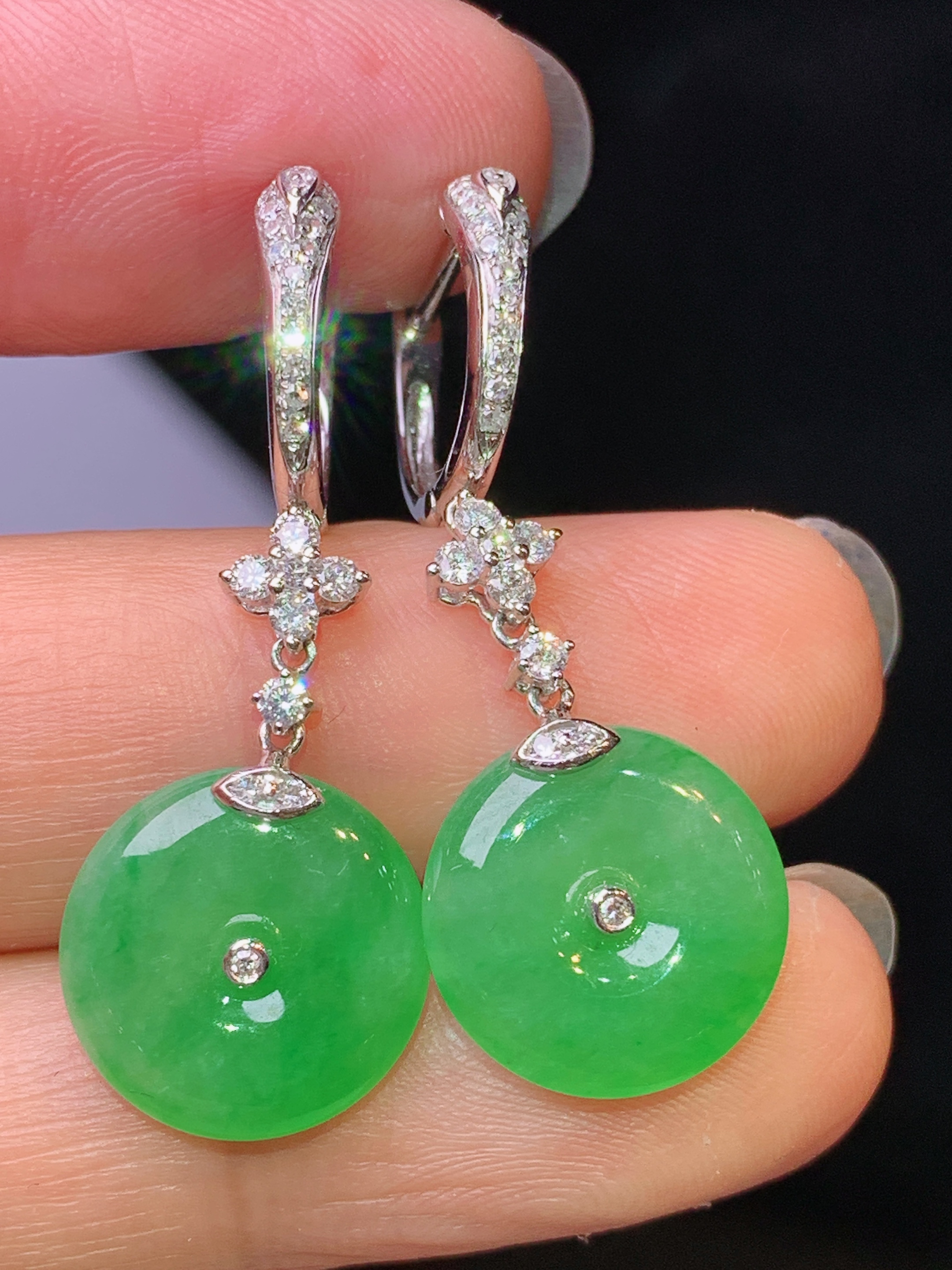 18k金钻镶嵌翠绿平安扣耳坠 玉质细腻 色泽艳丽清新 水润亮眼 整体尺寸33.8*12.8*3.3h