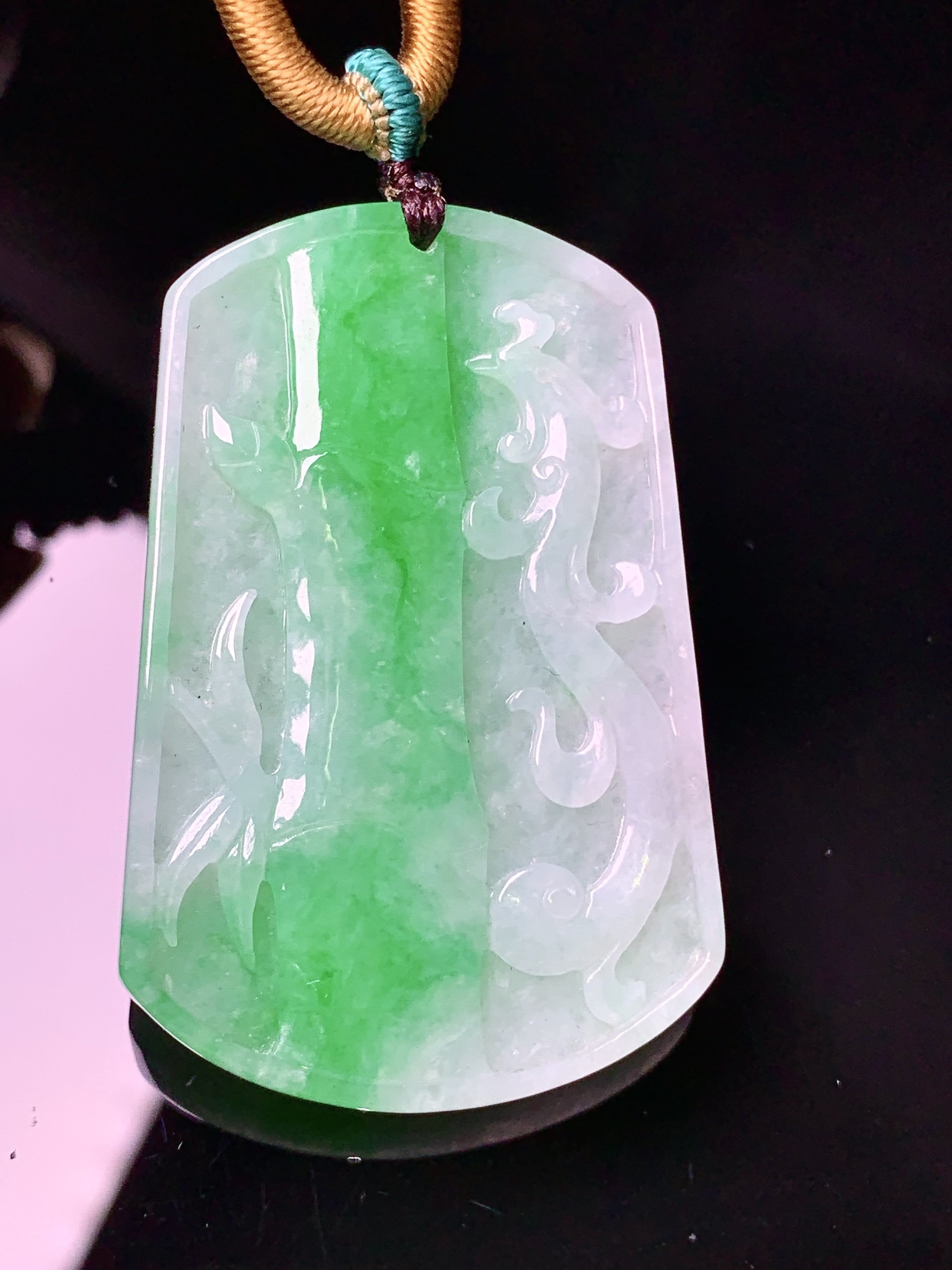 飘绿竹节牌吊坠 玉质细腻 色泽艳丽清新 水润亮眼 整体尺寸44.5*29.7*5.2c1