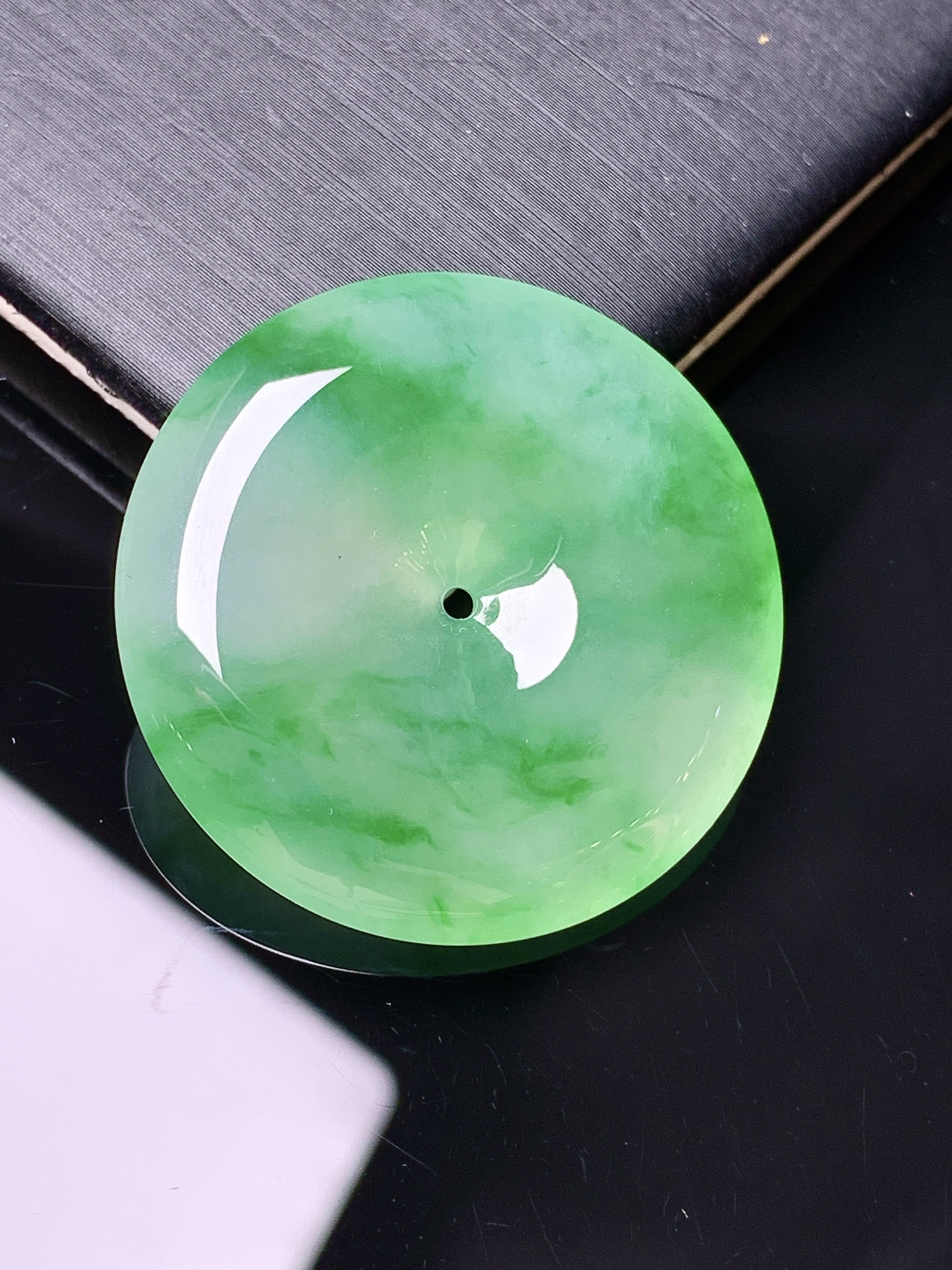 冰种飘绿平安扣吊坠 玉质细腻 色泽艳丽清新 水润亮眼 整体尺寸30.8*6x1