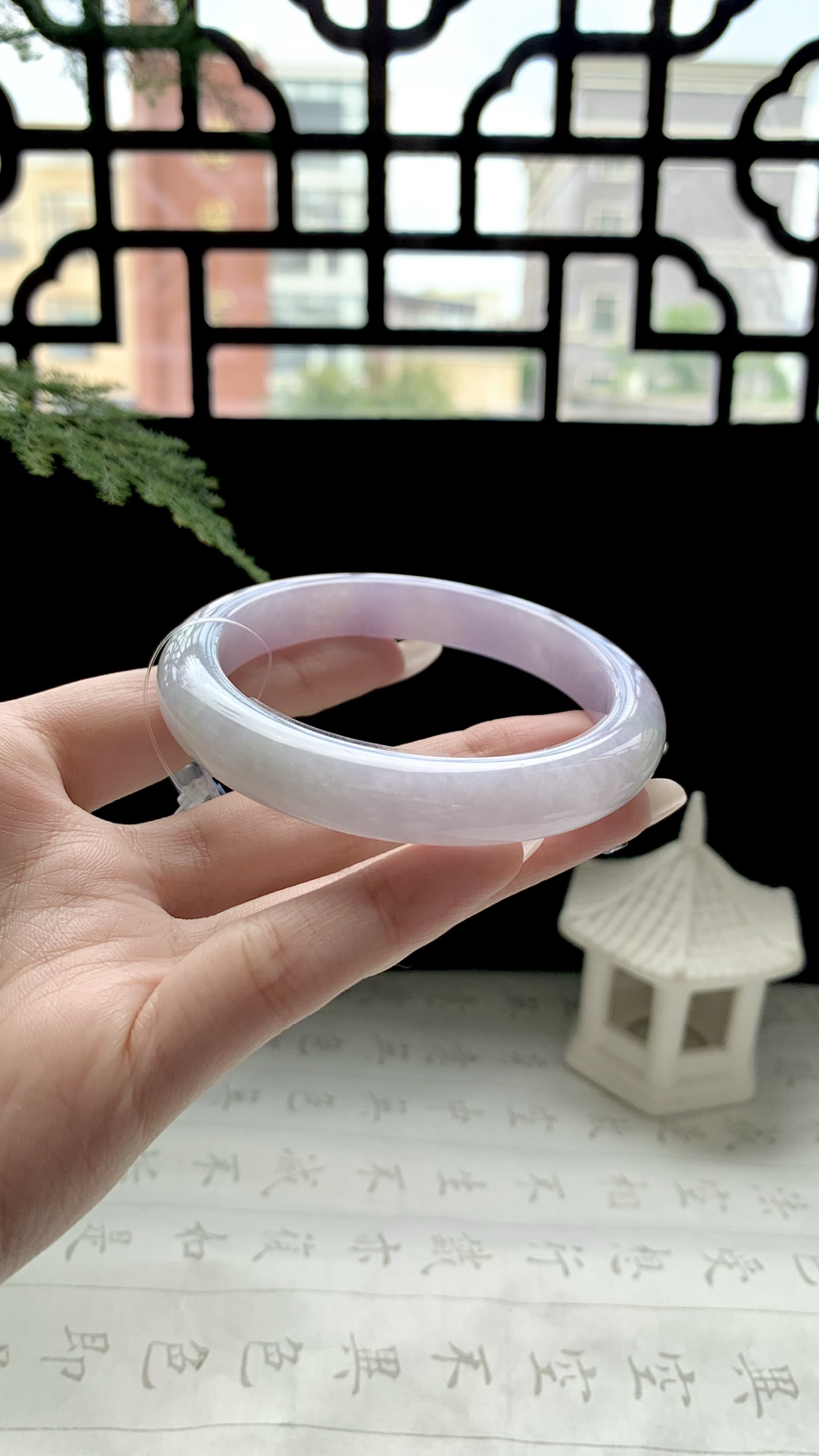  【紫罗兰】
⭕️57.5-10.6-8.8宛如一缕紫色的诗意，柔和的光芒在手腕上舞动，散发出一种神秘而浪漫的氛围