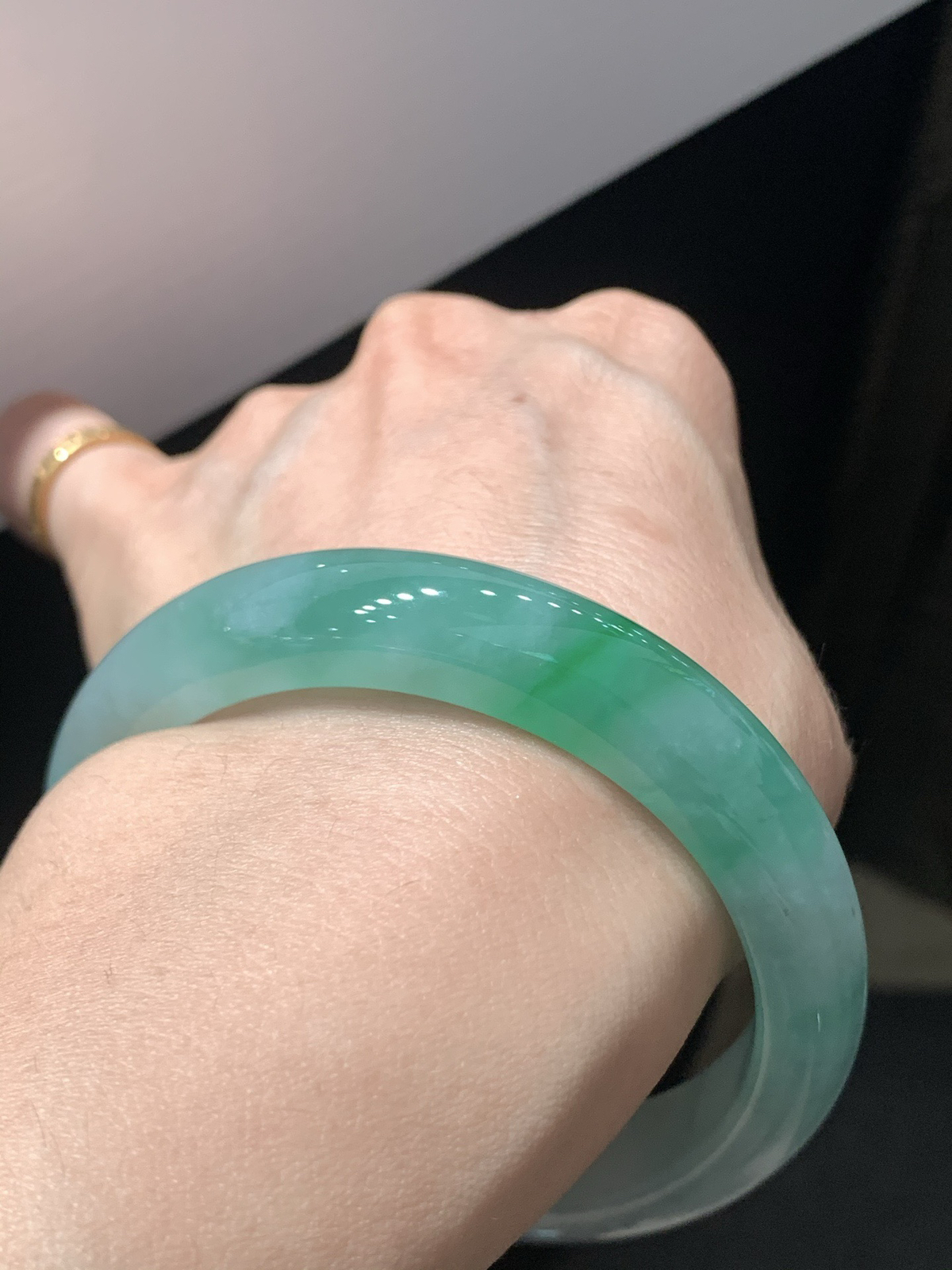 尺寸58.3/12.8/9.6，带色手镯
水润细腻 清新甜美 气质