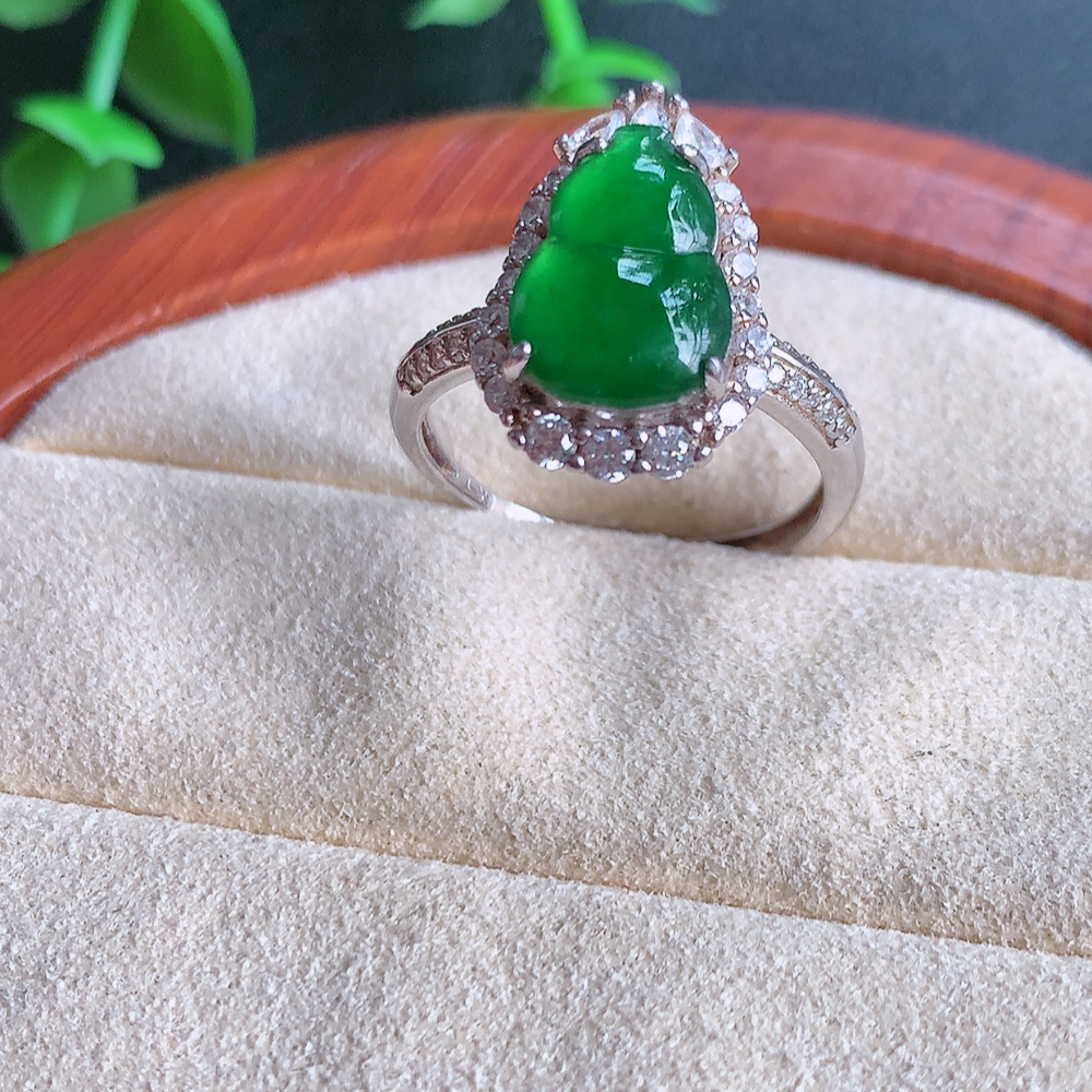 冰润满绿925银镶翡翠葫芦戒指  玉质细腻  冰清玉润  飘花灵动  颜色漂亮  W481.25  