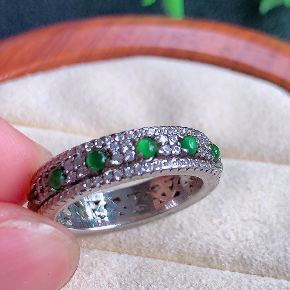 冰润满绿925银镶翡翠戒指  玉质细腻  冰清玉润  飘花灵动  颜色漂亮  W481.25   内