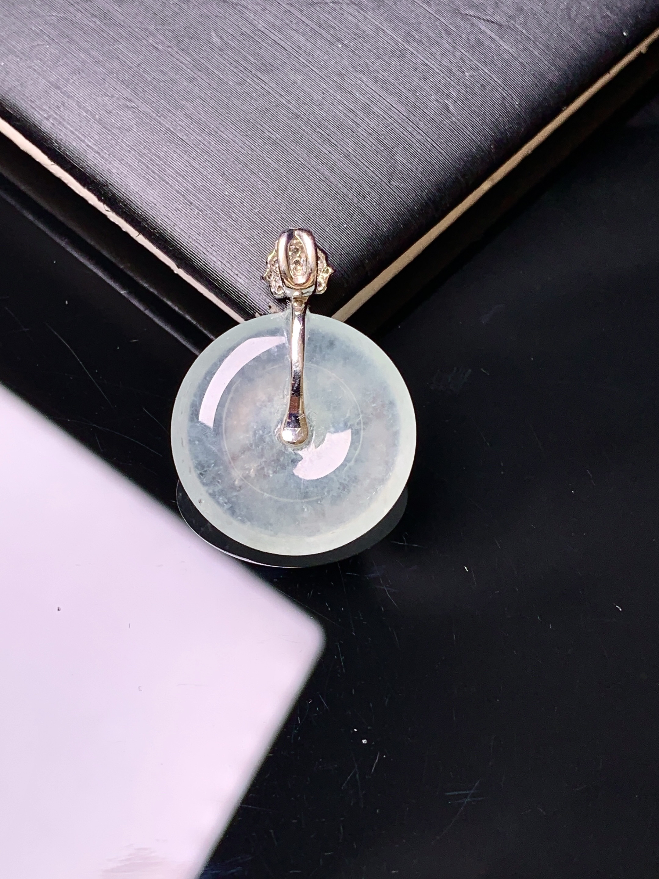 18k金钻镶嵌冰种平安扣吊坠 玉质细腻 色泽艳丽清新 水润亮眼 整体尺寸23.7*17.5*4c1