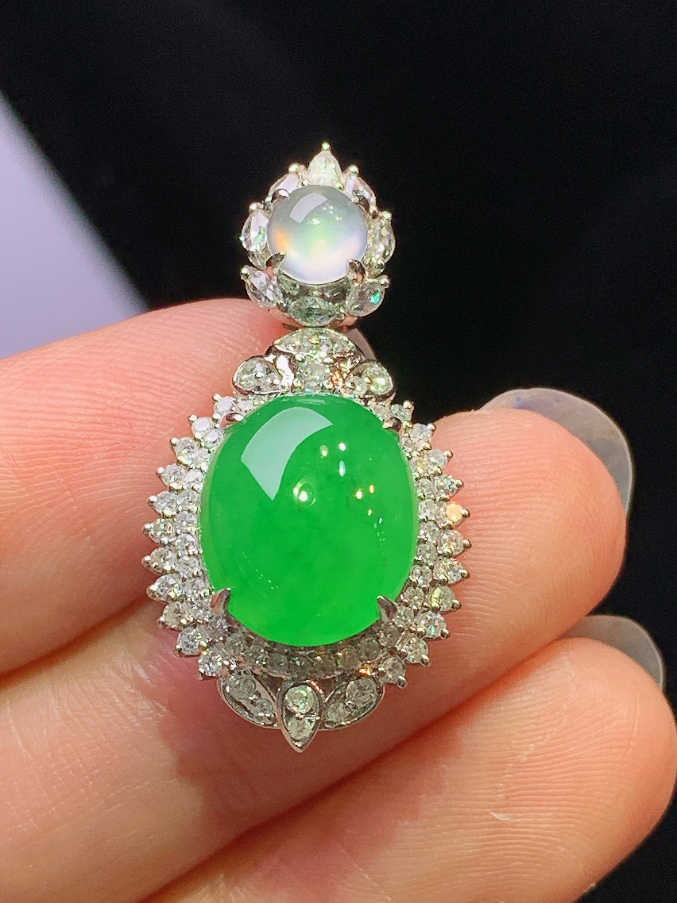 18k金钻镶嵌满绿蛋面吊坠 玉质细腻 色泽艳丽清新 水润亮眼 整体尺寸29*15*10.5h1