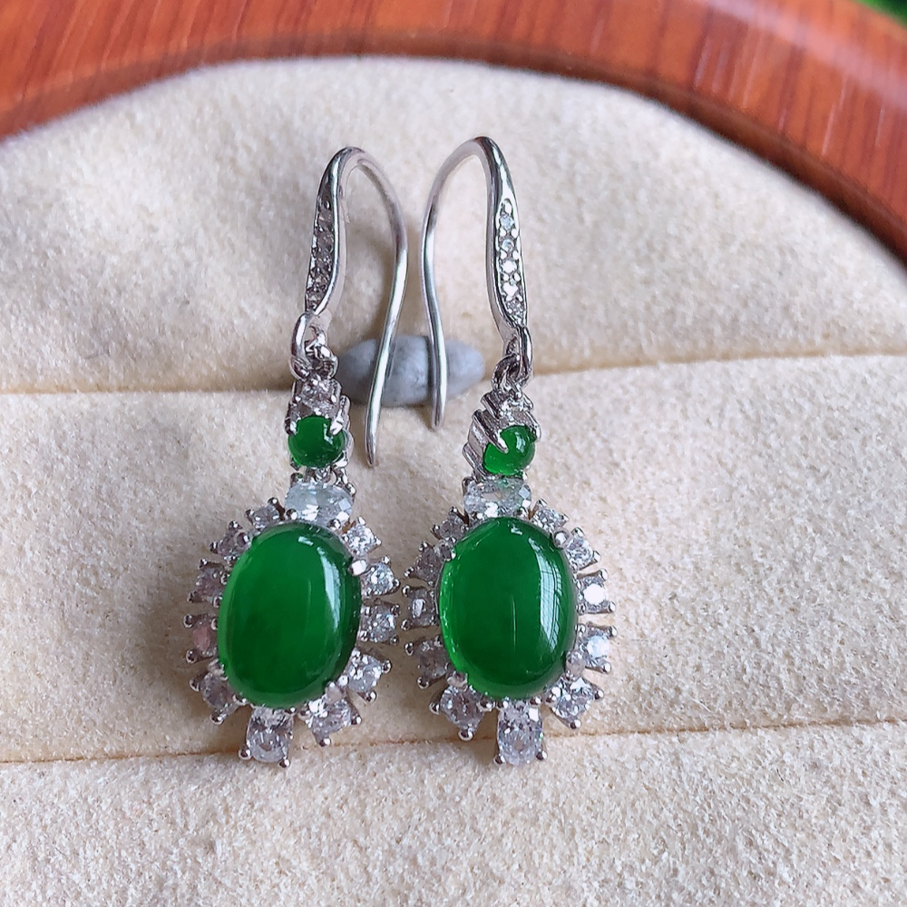 冰满绿翡翠925银镶嵌耳钉，自然光实拍，翠色灵动，颜色漂亮，种老水足，品相佳，佩戴佳品！W502.25  取一整体尺寸：20-9.5-5.8mm  裸石尺寸：7.8-6mm