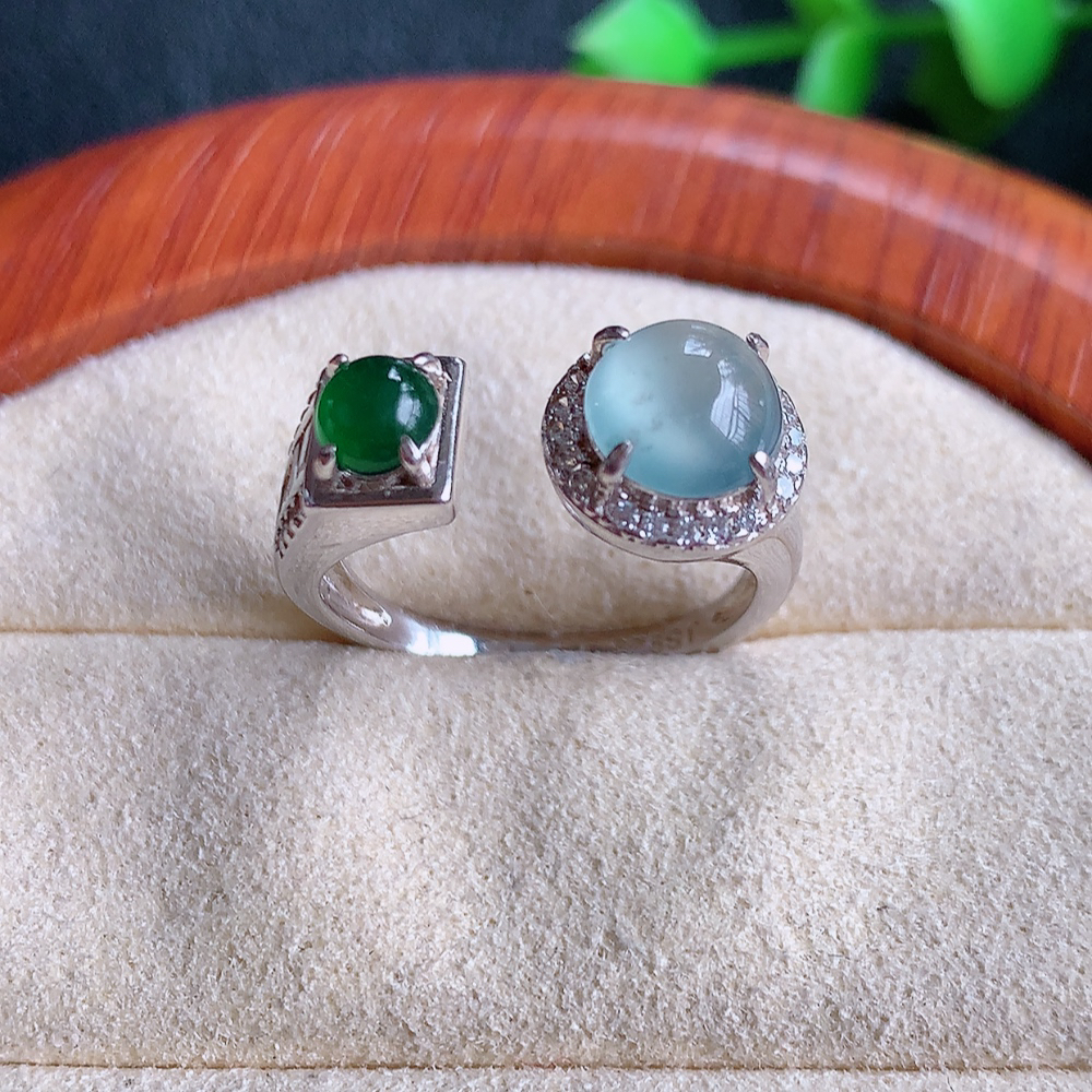 冰润满绿精美环形翡翠戒指  玉质细腻  冰清玉润  飘花灵动  颜色漂亮  W502.25  内径尺寸：17.5-9-7mm  裸石尺寸：7mm