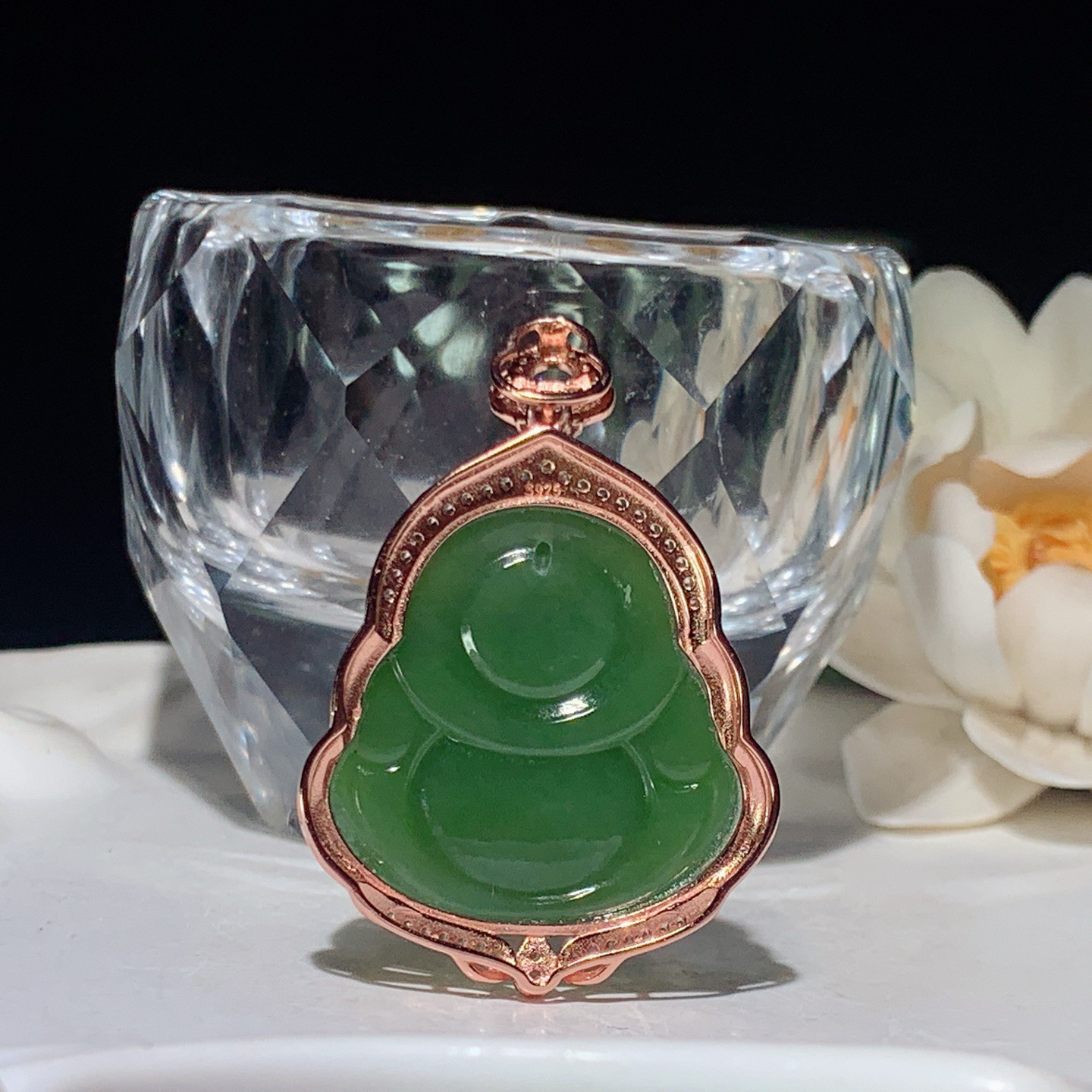 和田玉阳绿俄罗斯碧玉18k佛引福来挂件 尺寸28/27/15重17.8克 玉质细腻油润 底色纯净 脂粉好，品质好。lt260325