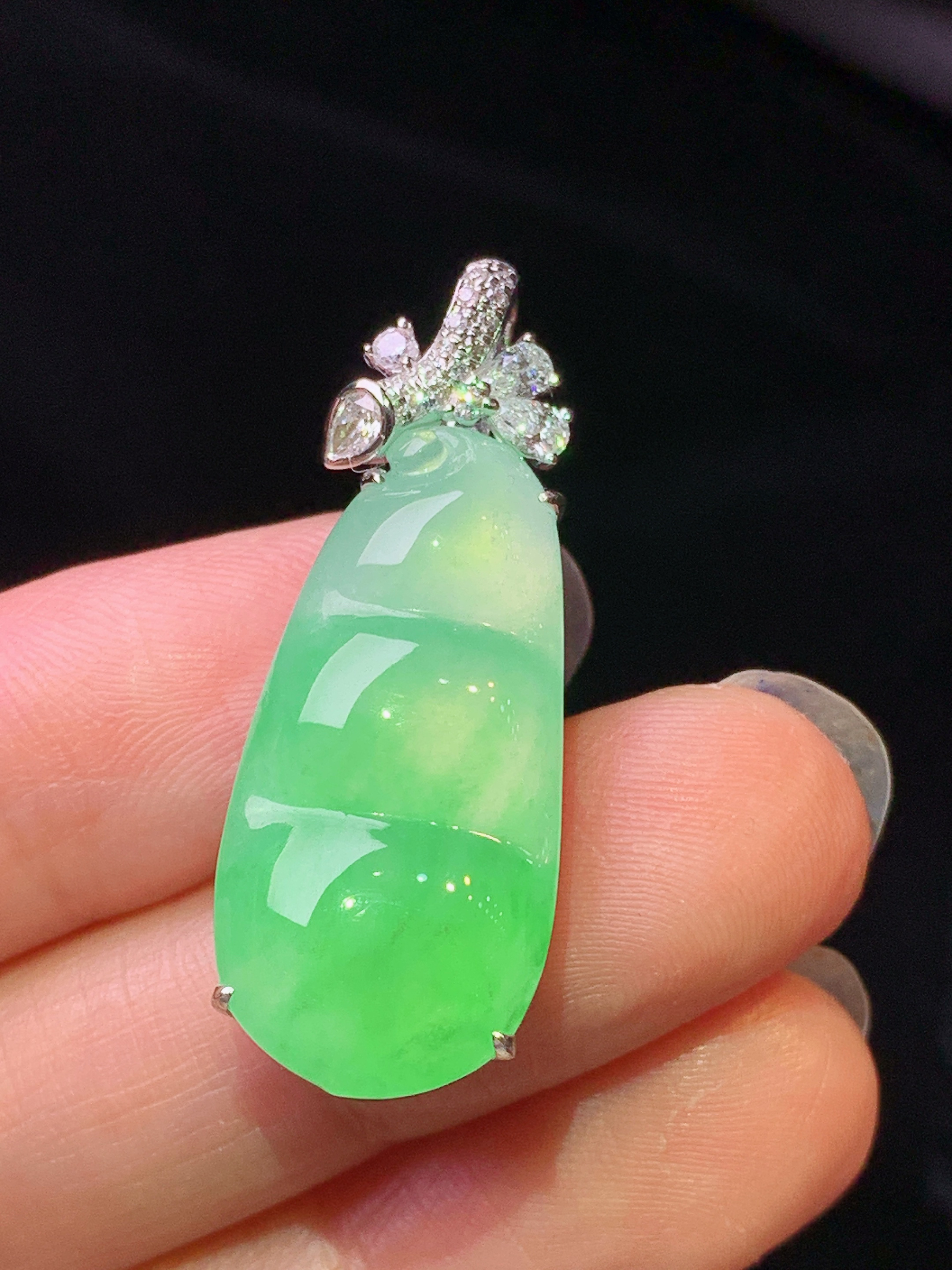 18k金钻镶嵌翠绿四季豆吊坠 玉质细腻 色泽艳丽清新 水润亮眼 整体尺寸35*13*7.2m5