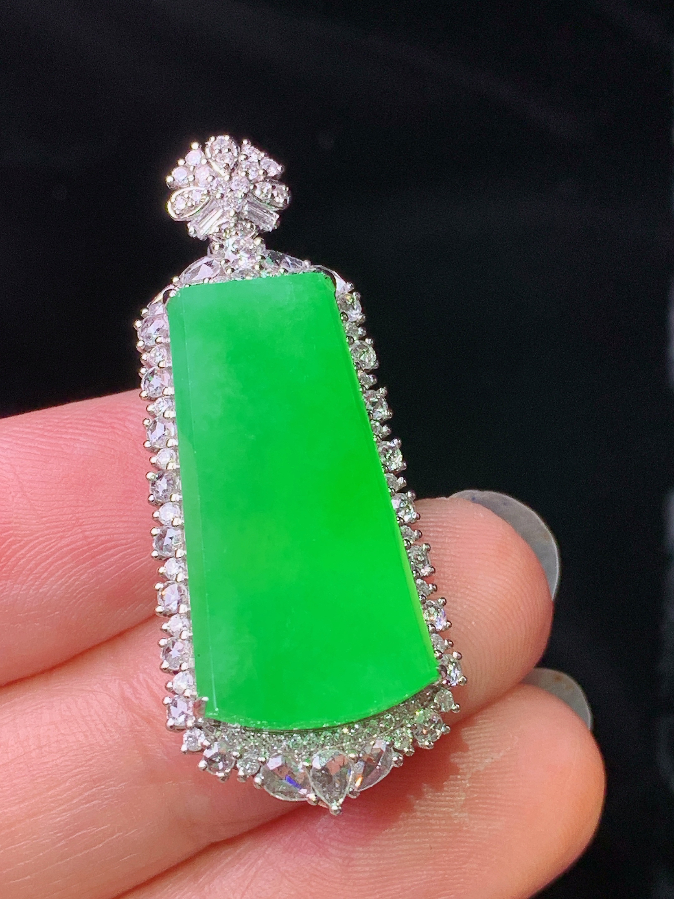 18k金钻镶嵌满绿无事牌吊坠 玉质细腻 色泽艳丽清新 水润亮眼 整体尺寸38.5*168.8c5