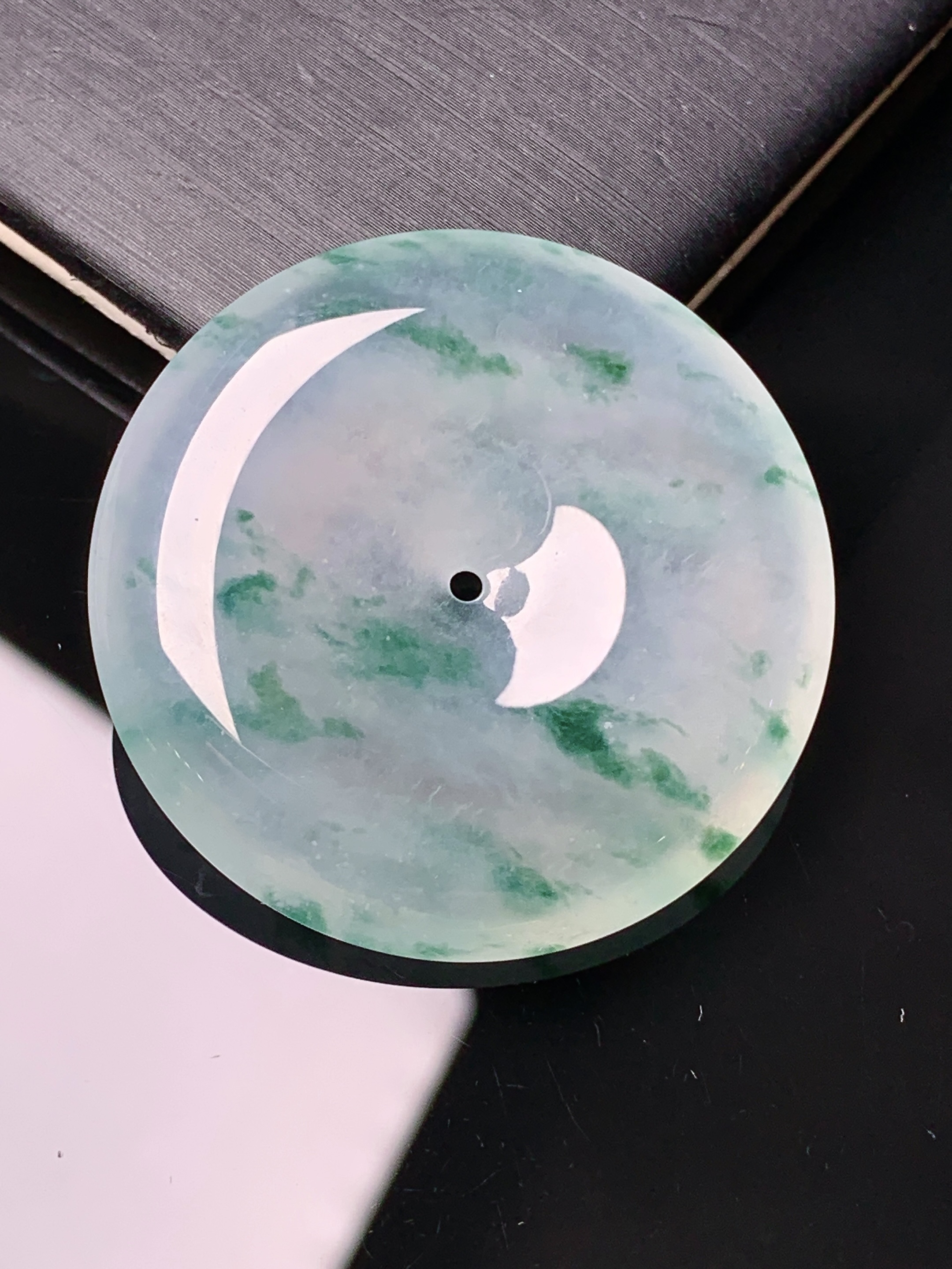 冰种飘绿平安扣吊坠 玉质细腻 色泽艳丽清新 水润亮眼 整体尺寸35.2*6.2x1