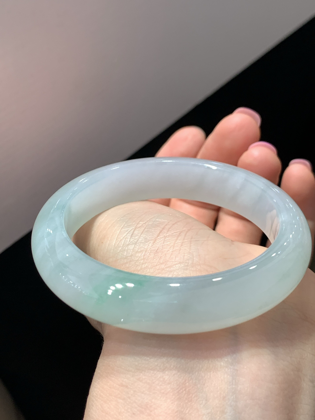 尺寸53.9/13/8.5，糯冰手镯 气质
种好水润 清新甜美