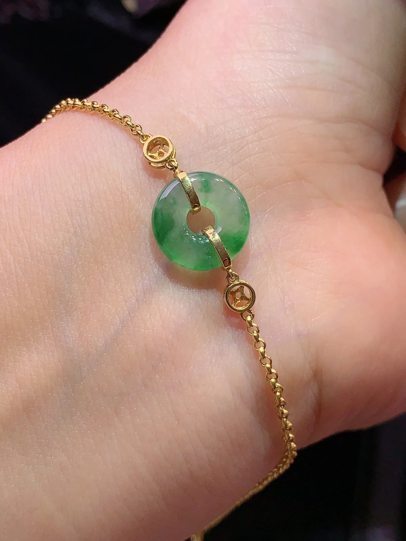 18k金镶嵌飘绿平安扣手链 玉质细腻 色泽艳丽 整体尺寸11.8*3.3m1