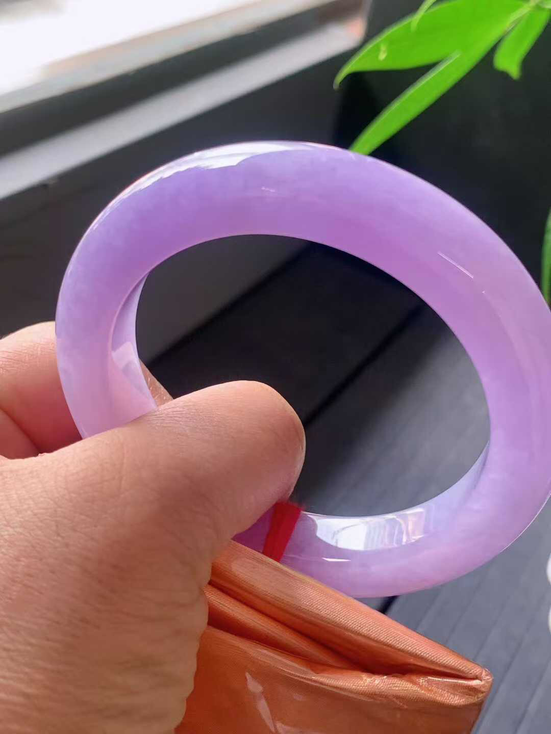 【翡翠名称】老种冰浓紫56.5正圈口翡翠手镯
【翡翠尺寸】56.5/12.5/10.8mm适合55.5-58正圈口佩戴
【翡翠描述】宝贝种老水足，玉质细腻，色泽靓丽，性价比高，佩戴效果好！
【其它赠送】权威证书/精美挂绳盒子/支持全国复检