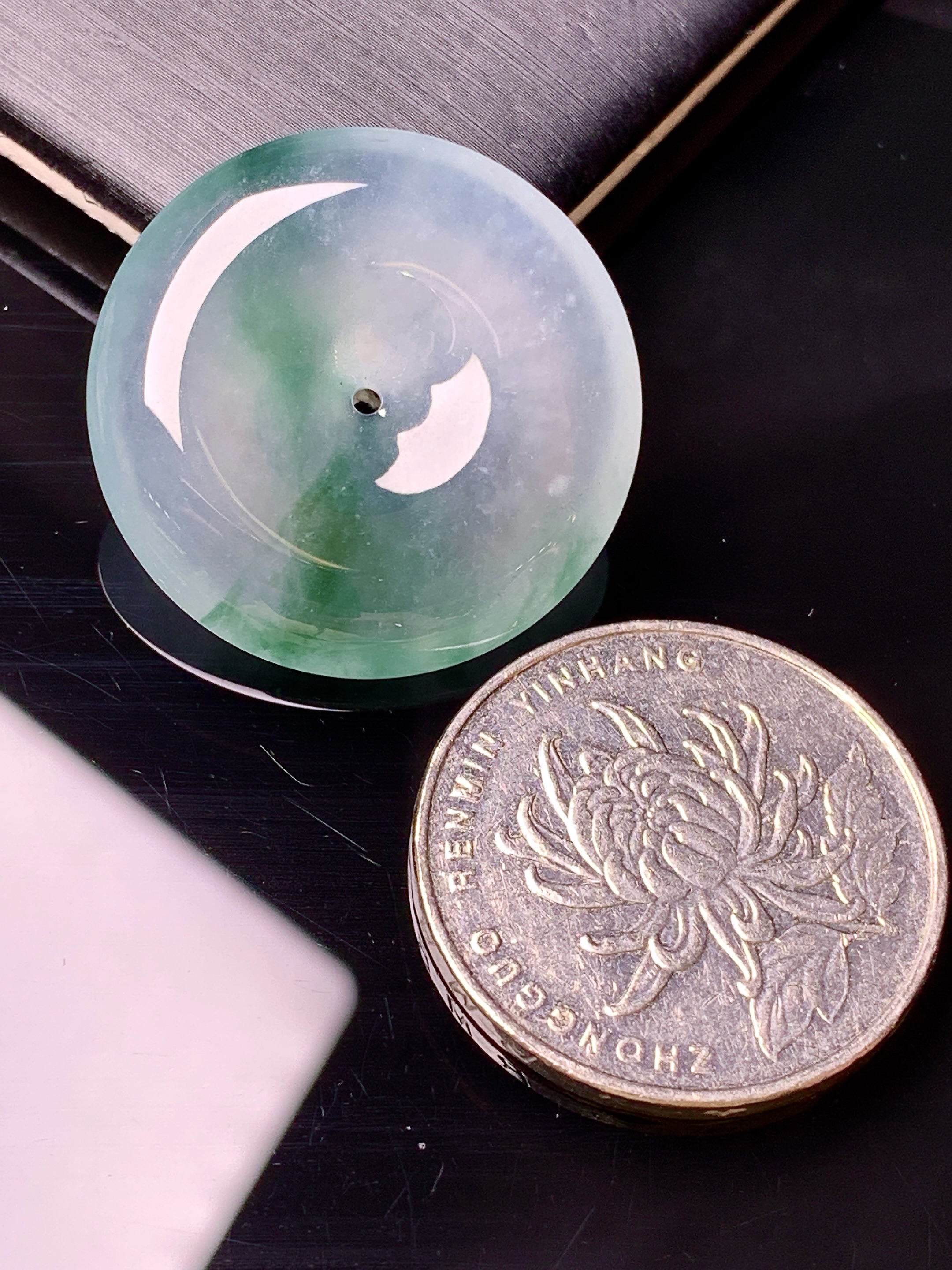 冰种飘绿平安扣吊坠 玉质细腻 色泽艳丽清新 水润亮眼 整体尺寸26.7*5.7c1