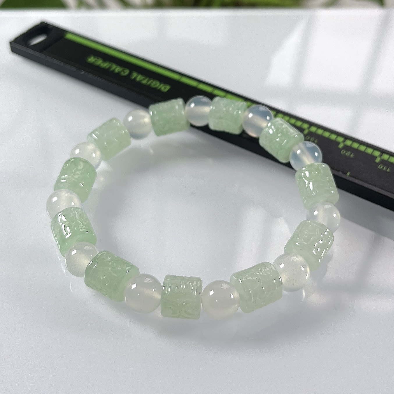 缅甸天然翡翠A货，冰种起胶晴底六字箴言路路通手串手链，尺寸：取一8.8/8.8mm/11颗，重量25.15g，白珠为玛瑙材质。